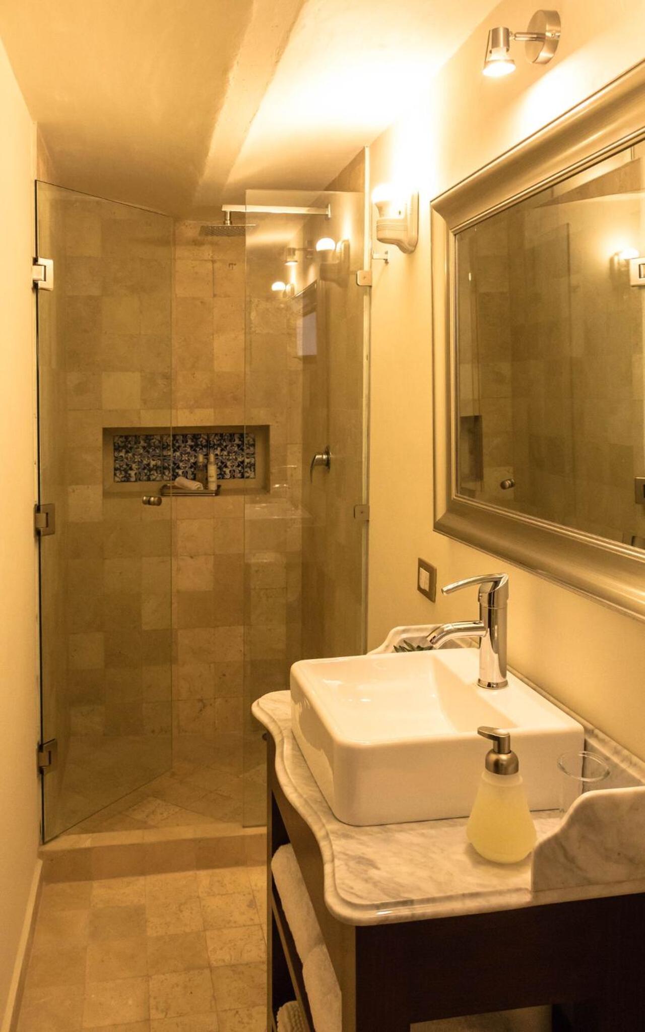 Queen Room - Photo 10