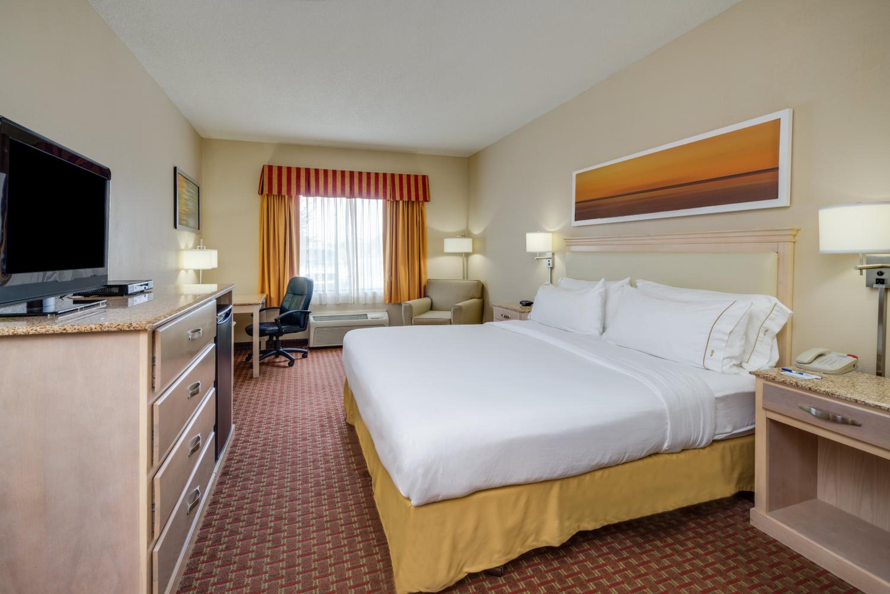 Standard King Room - Photo 7