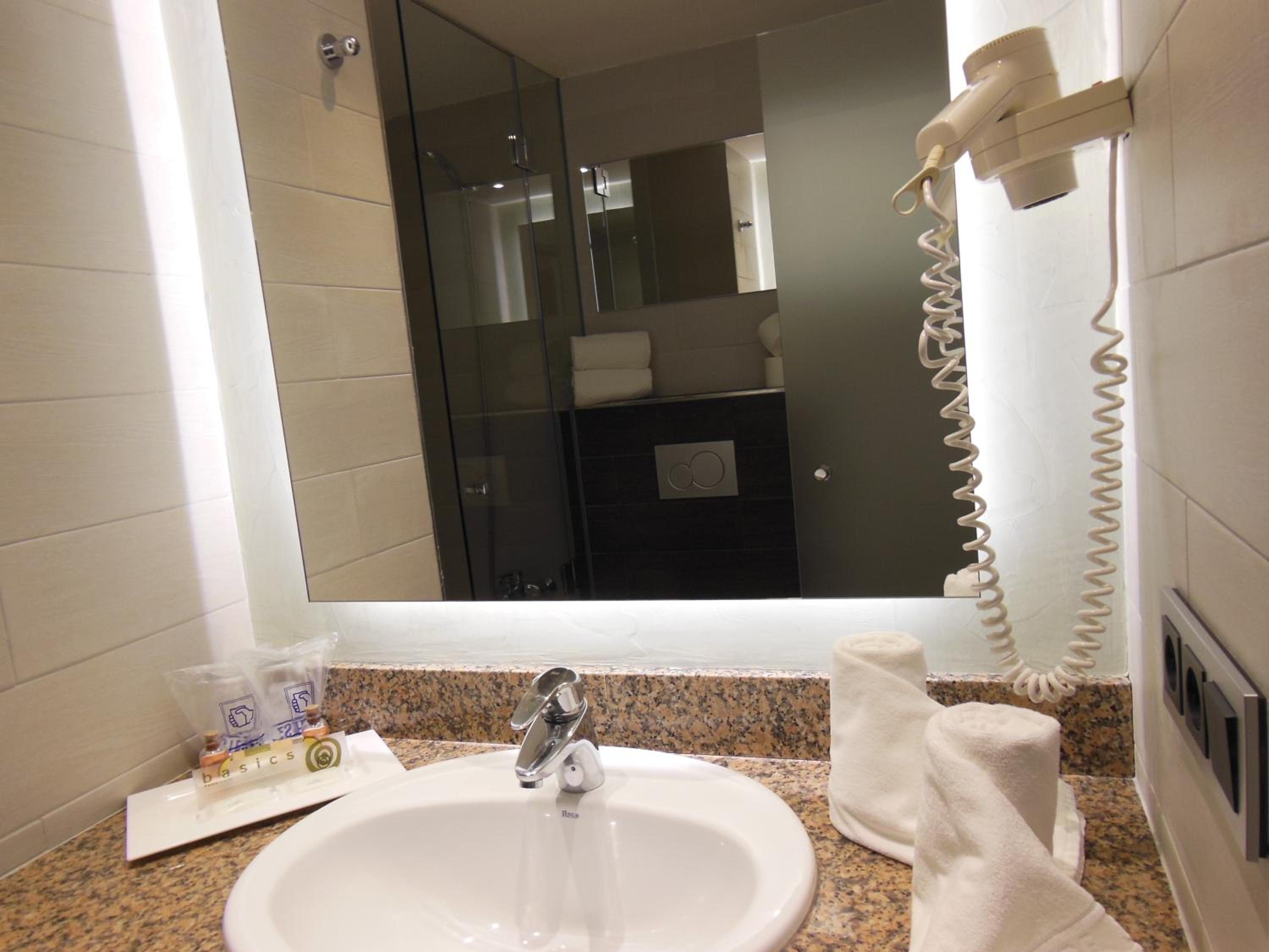 Twin Room - Photo 3