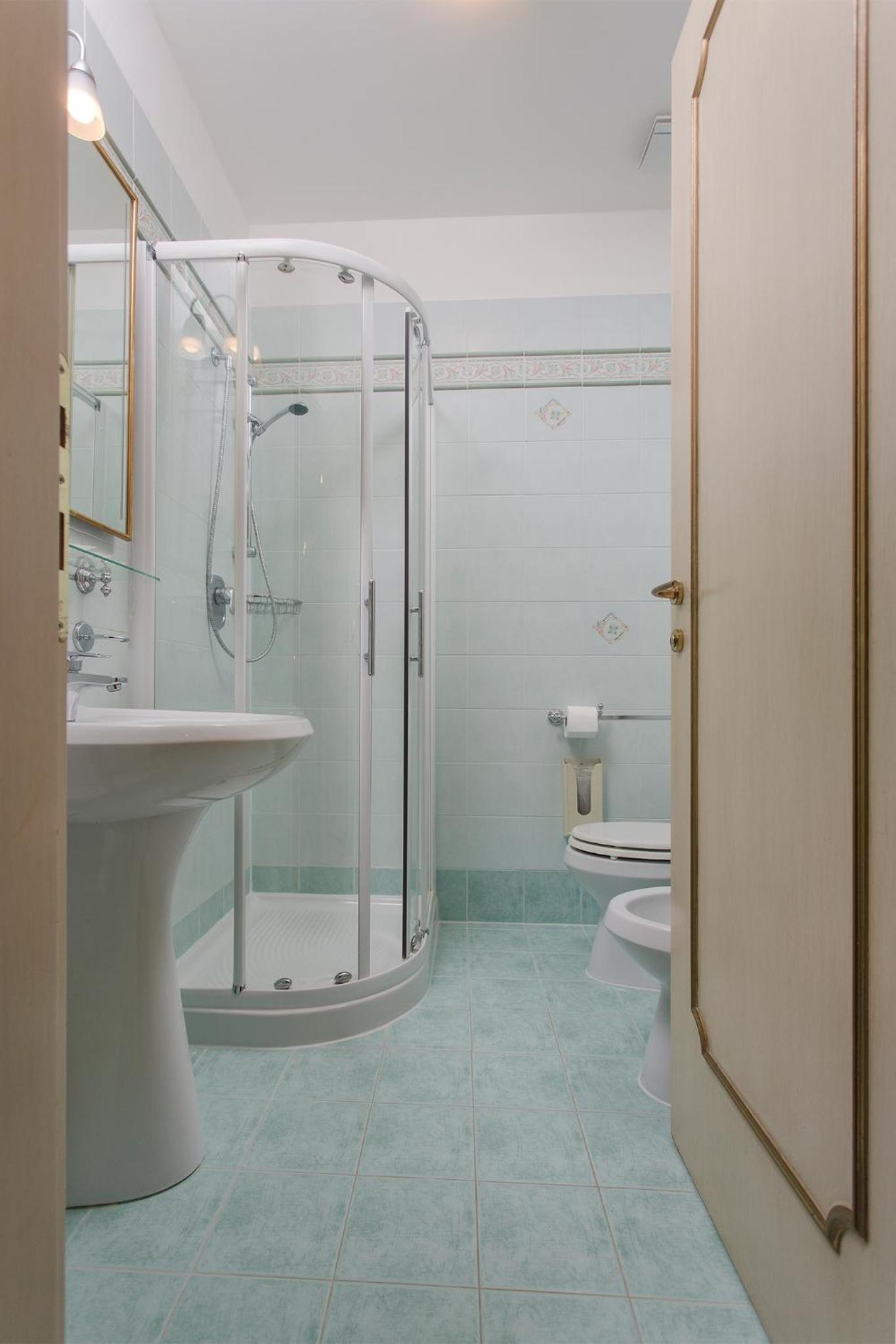 Deluxe Double or Twin Room with Canal View photo 2