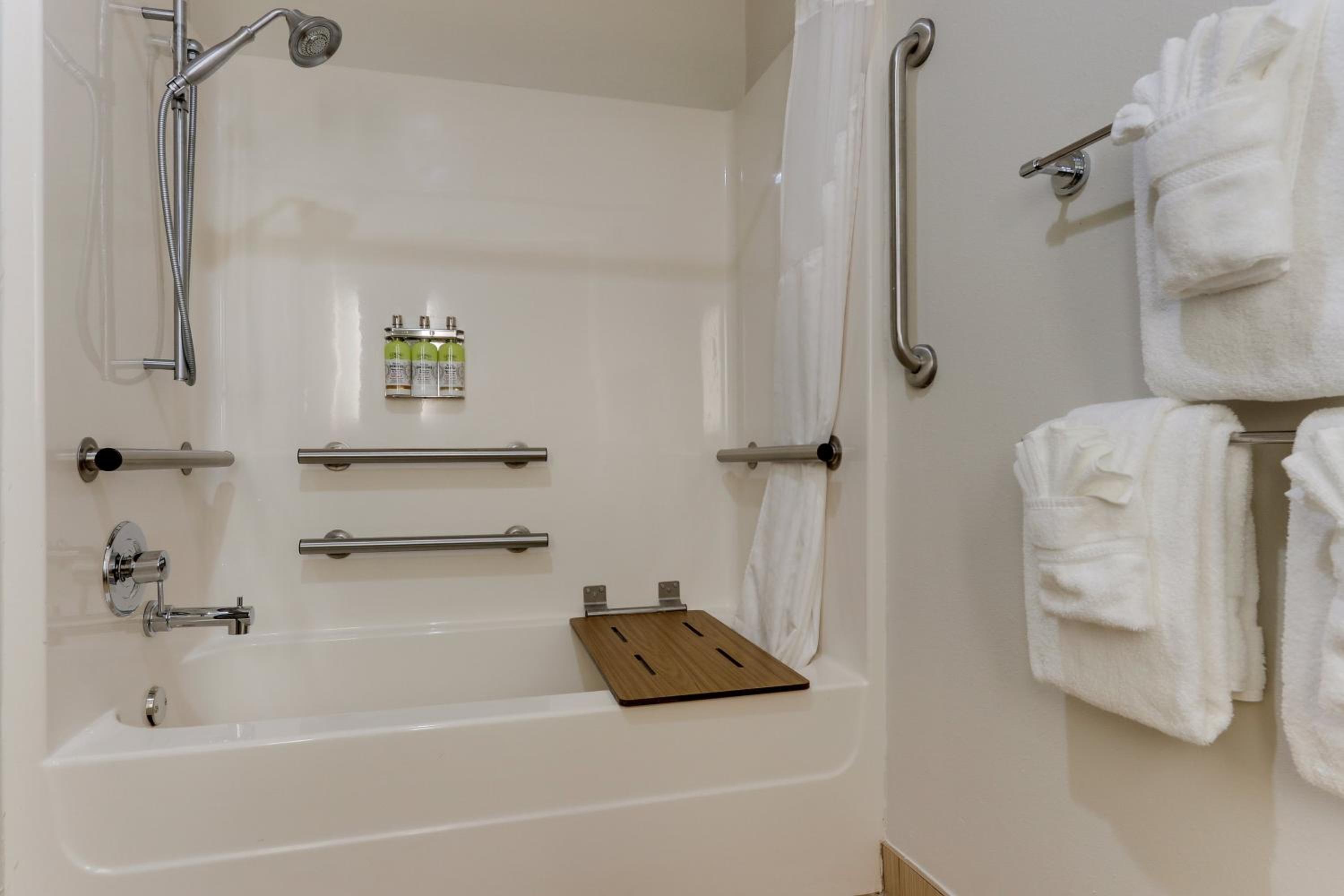 Standard King Room with Accessible Tub - Mobility Access - Photo 3