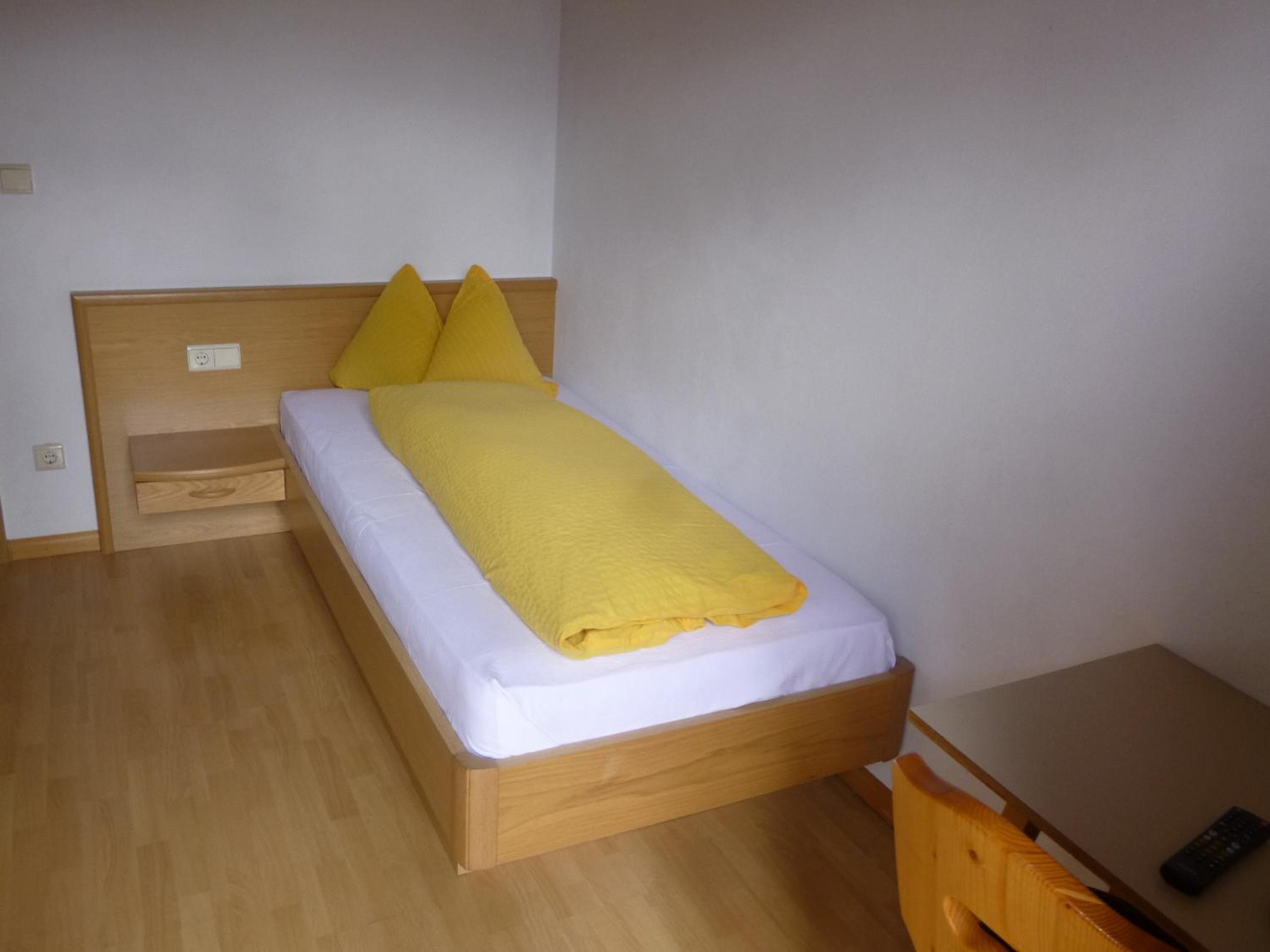 Single Room - Mountain View