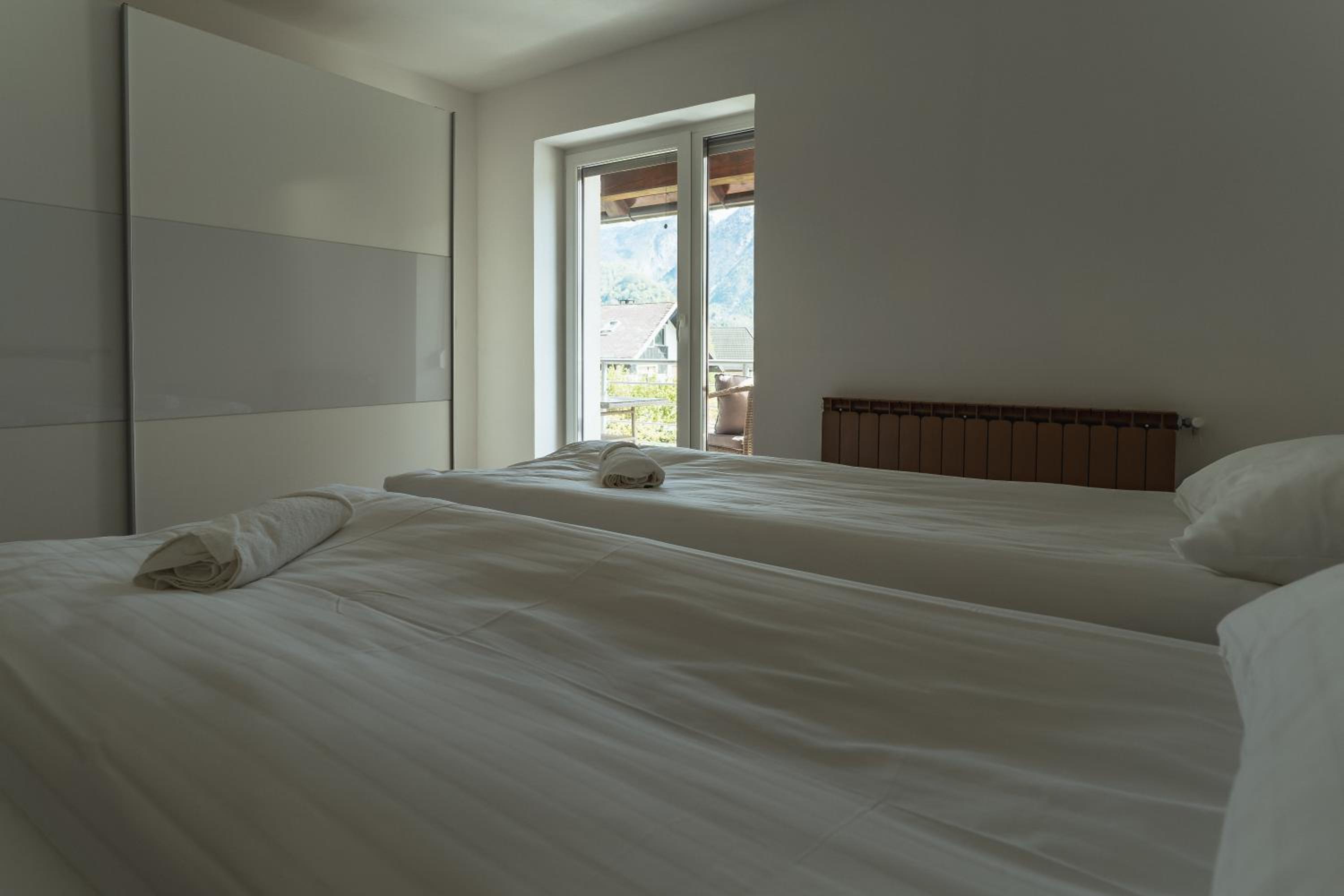 Apartment with Balcony - Photo 4