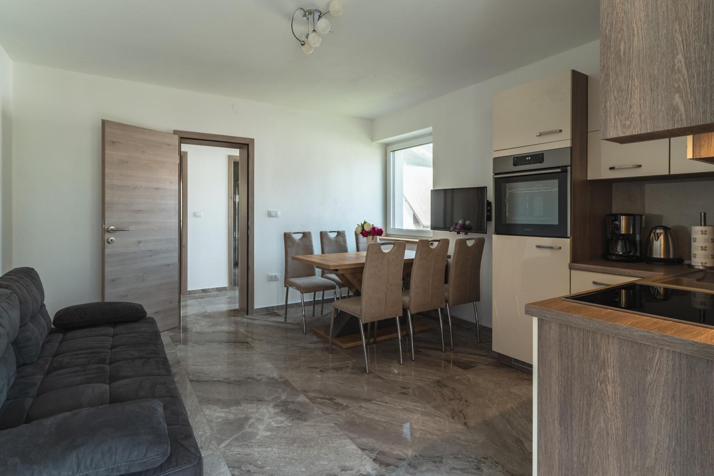 Apartment with Balcony - Photo 3
