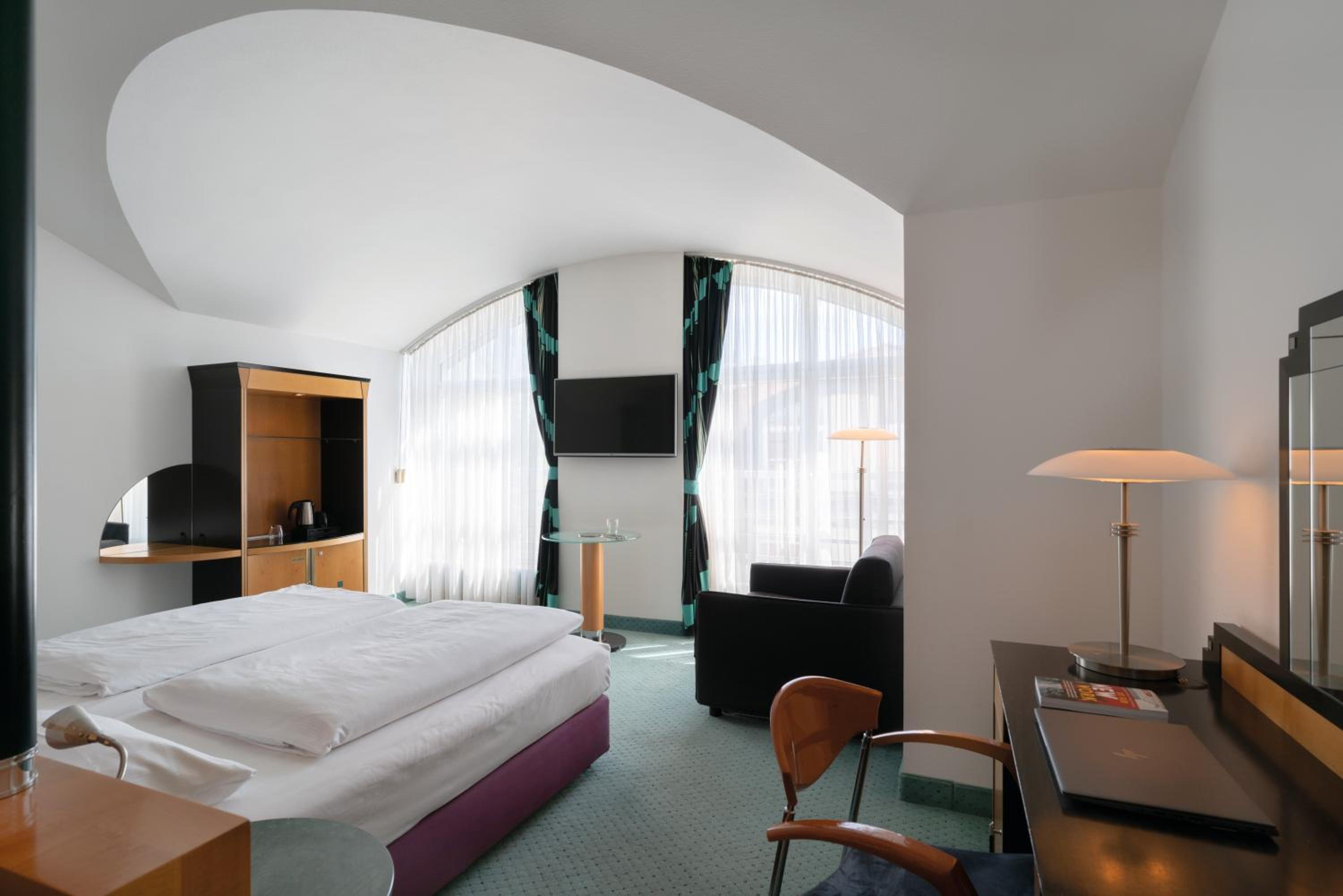 Suite - Photo 1