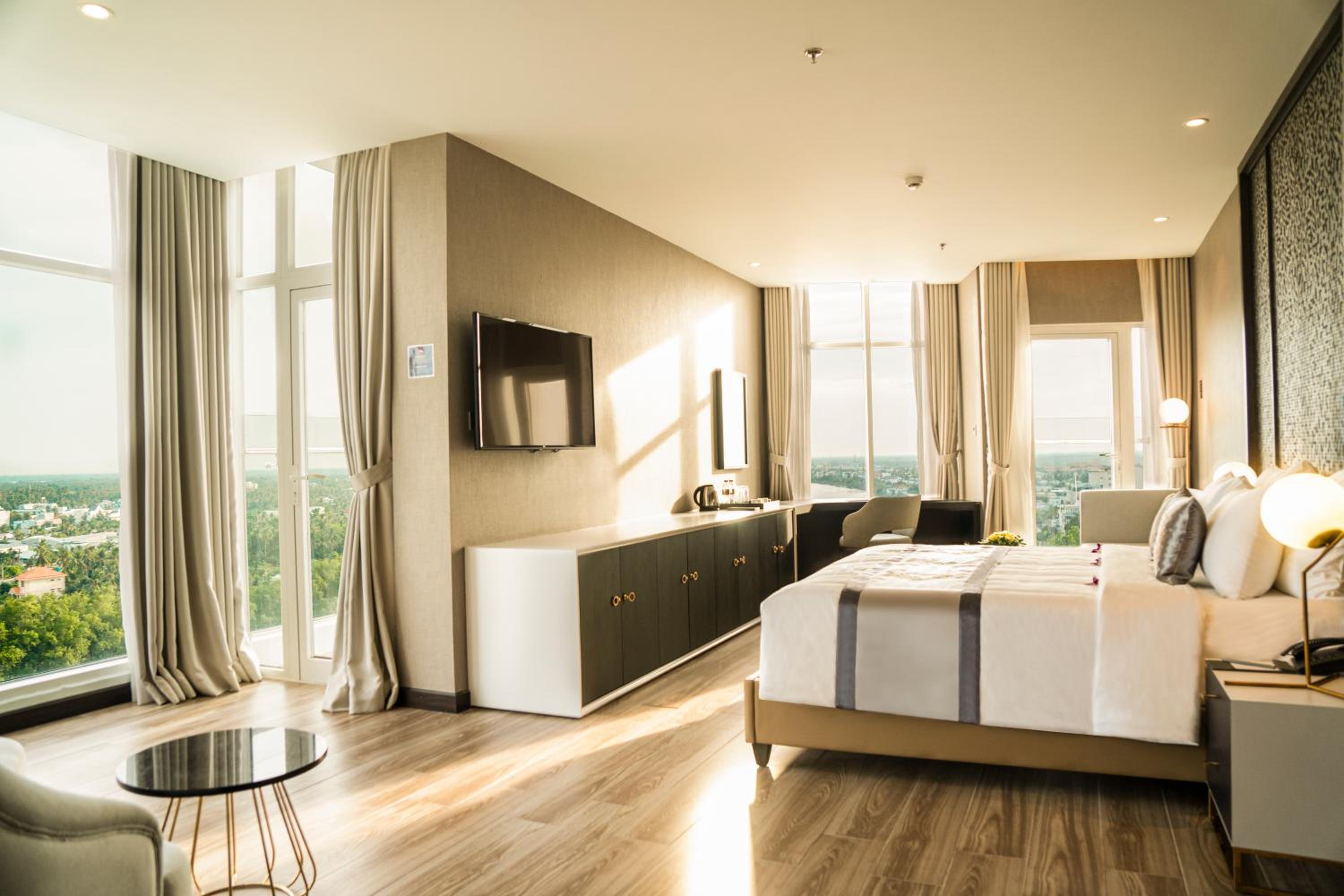 Premier King Room photo 3