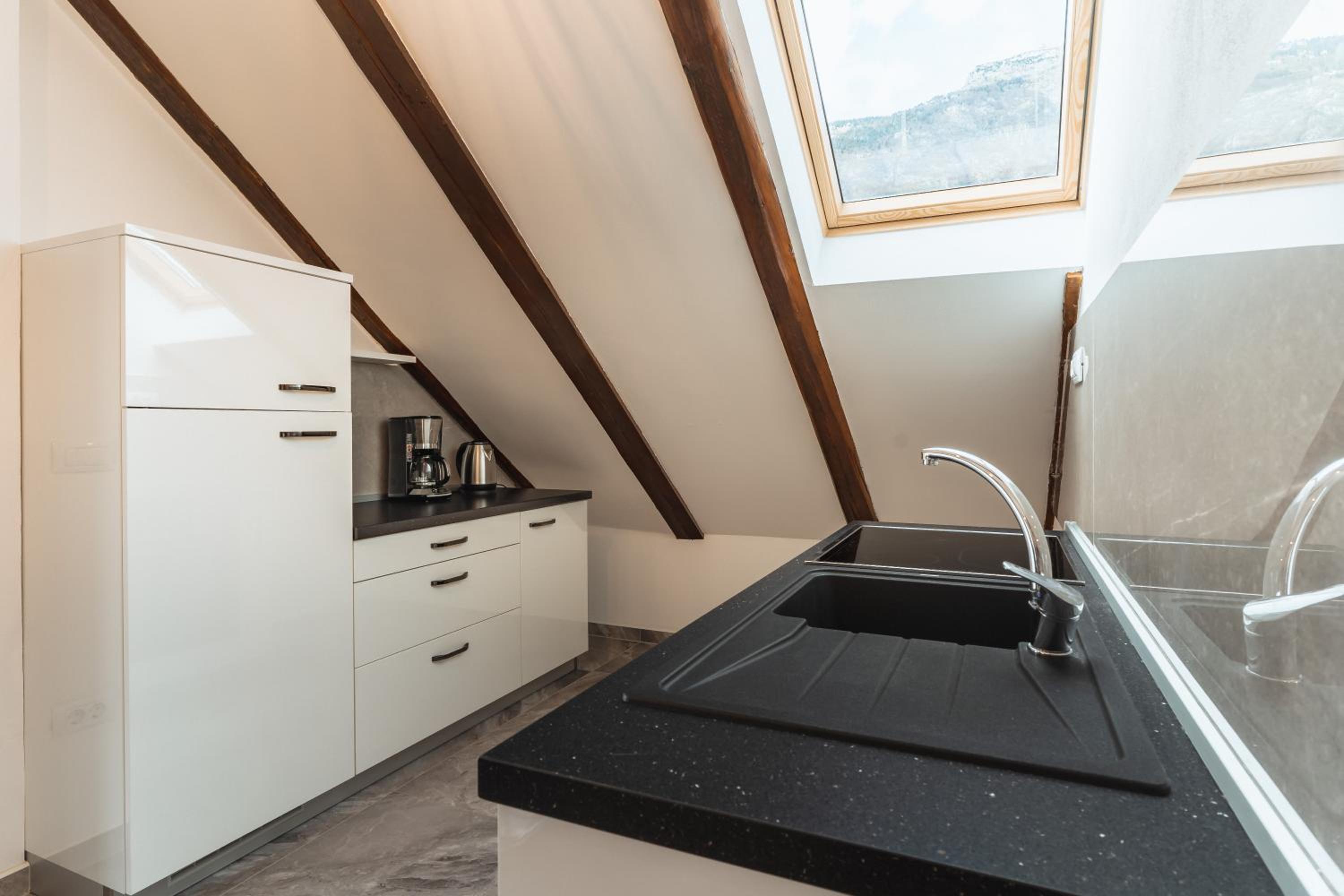 Three-Bedroom Apartment with Mountain View - Photo 11