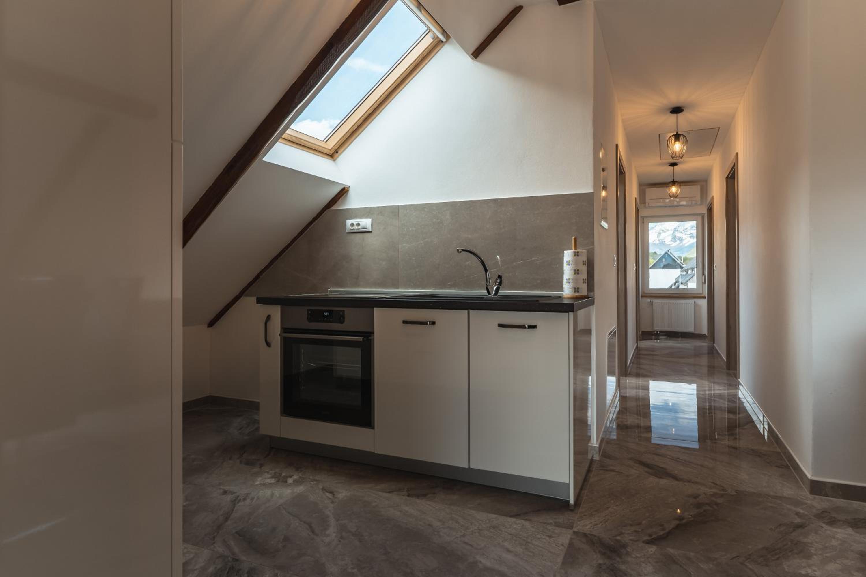 Three-Bedroom Apartment with Mountain View - Photo 12