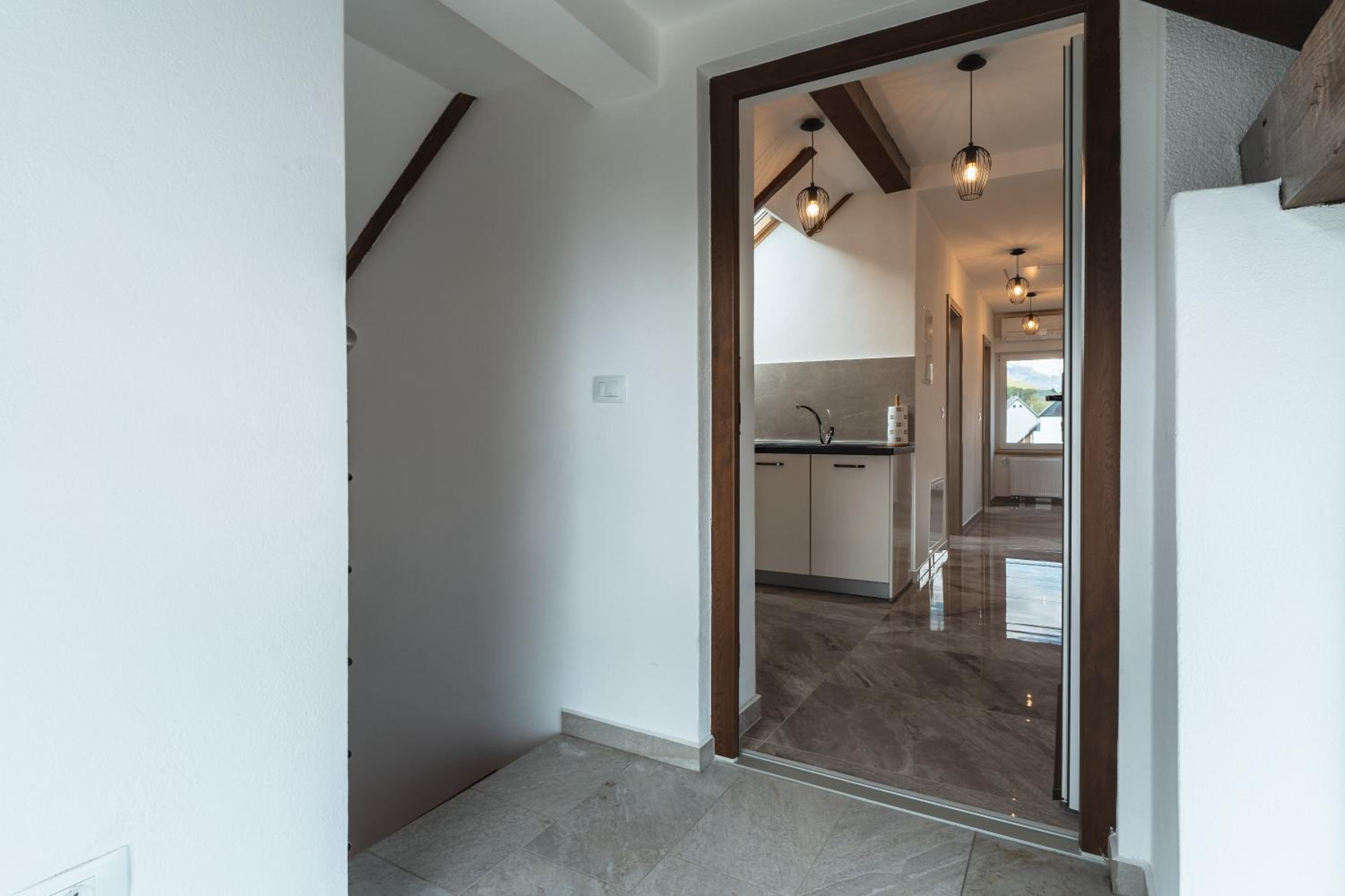 Three-Bedroom Apartment with Mountain View - Photo 13