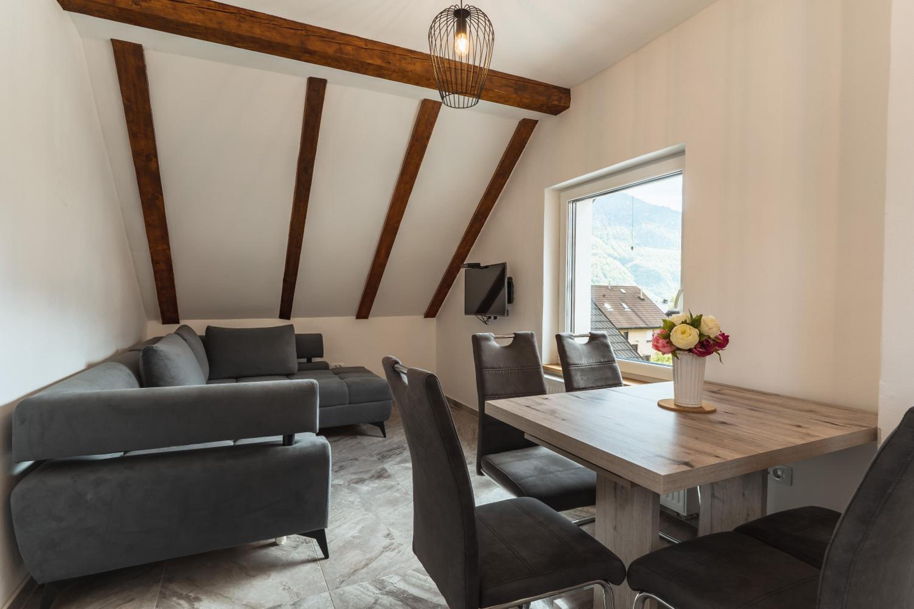 Three-Bedroom Apartment with Mountain View - Photo 1
