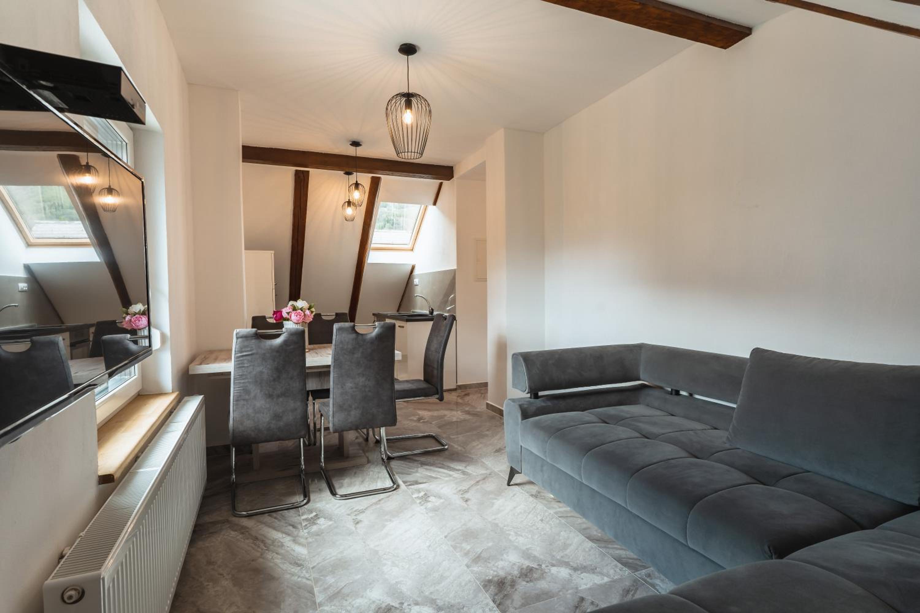 Three-Bedroom Apartment with Mountain View - Photo 10