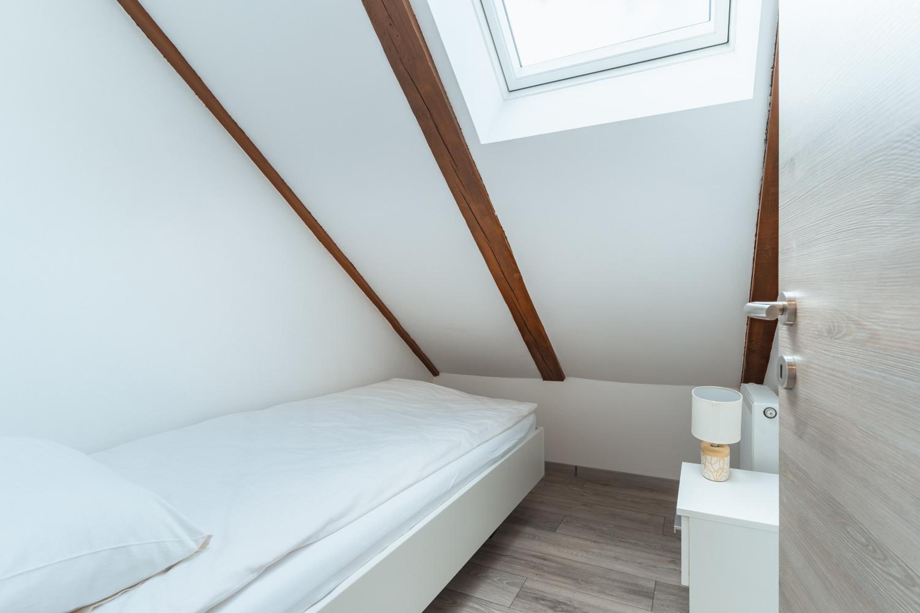 Three-Bedroom Apartment with Mountain View - Photo 9
