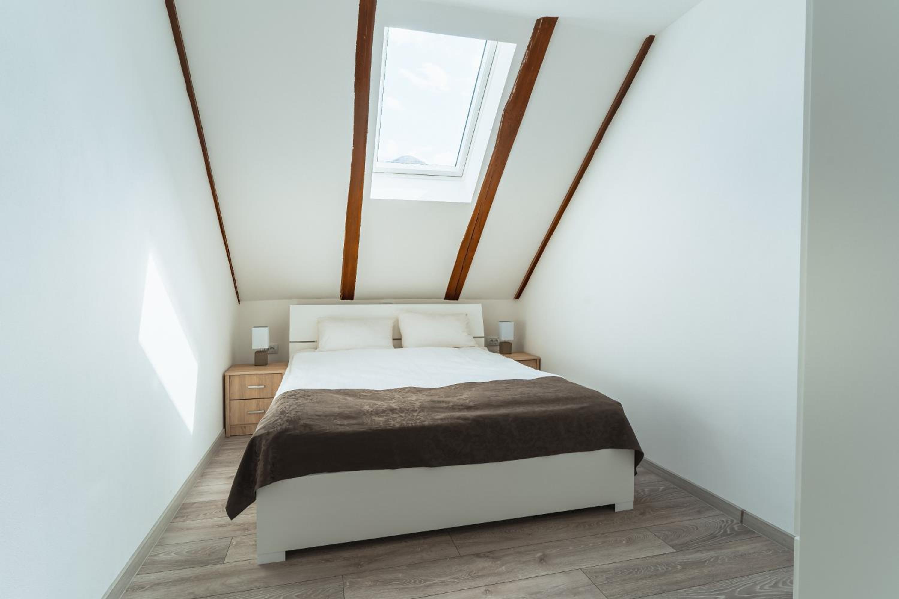 Three-Bedroom Apartment with Mountain View - Photo 6