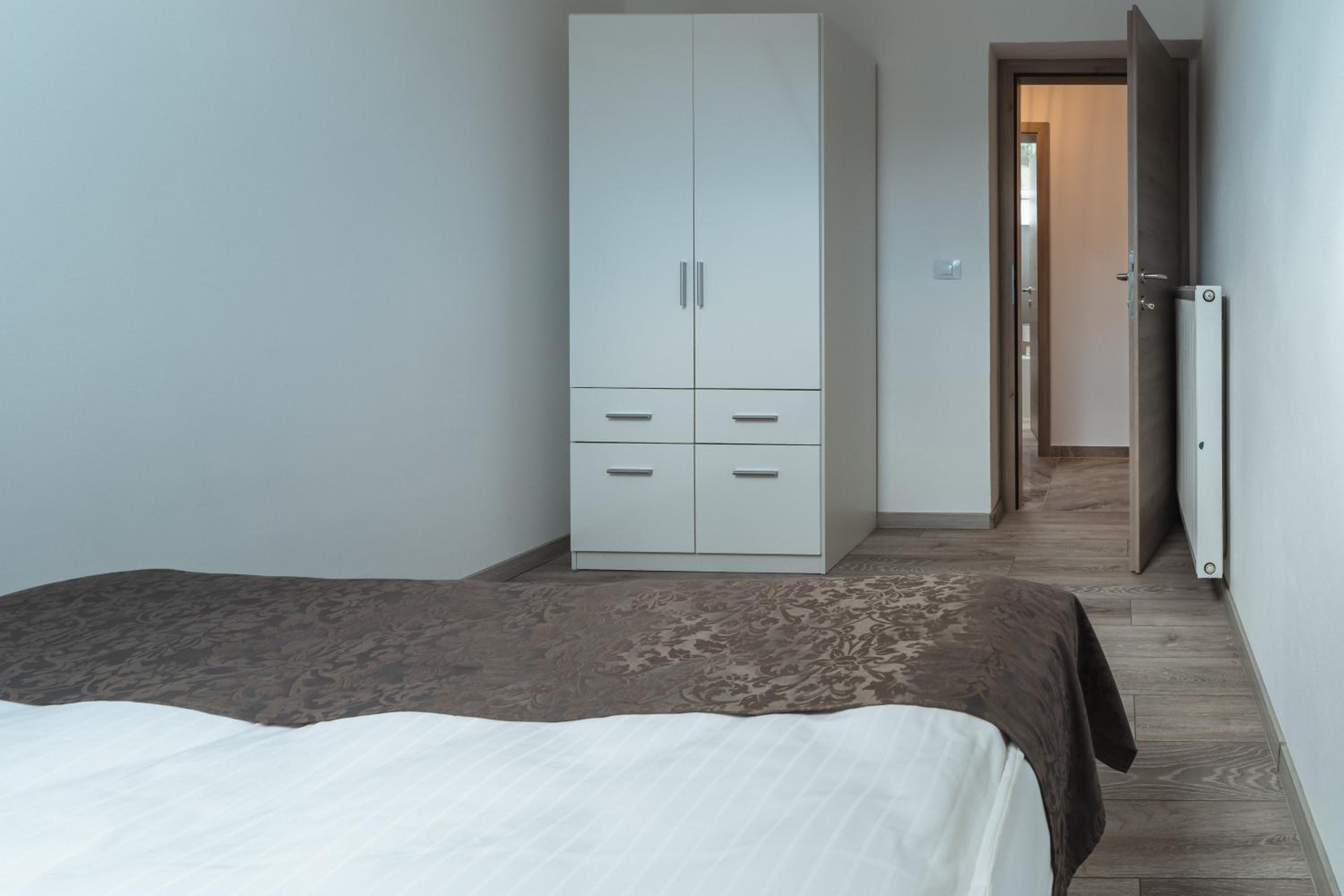 Three-Bedroom Apartment with Mountain View - Photo 5