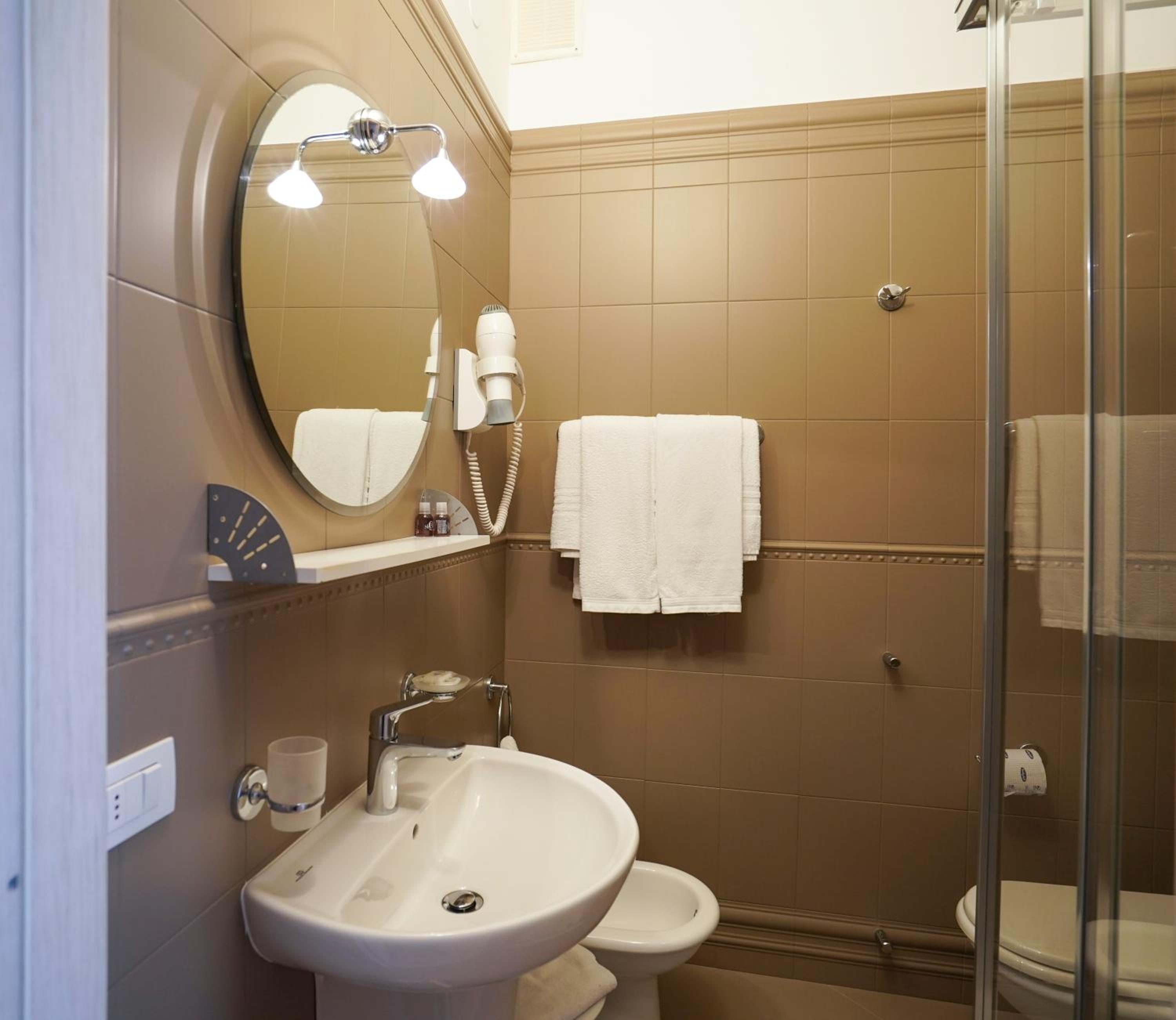 Triple Room with Balcony and Partial Sea View - Photo 8