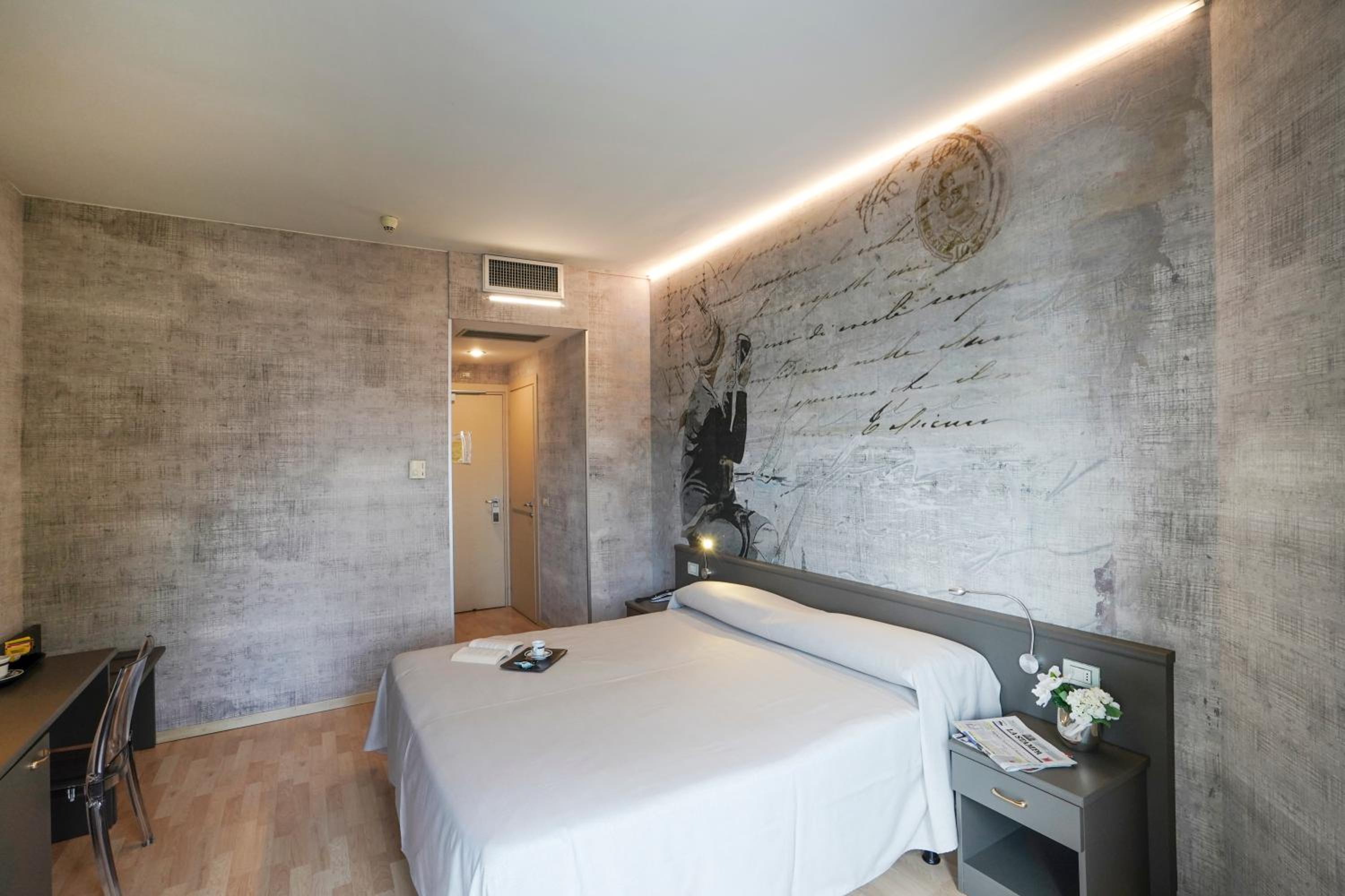 Standard Double Room with Balcony and Partial Sea View - Photo 2
