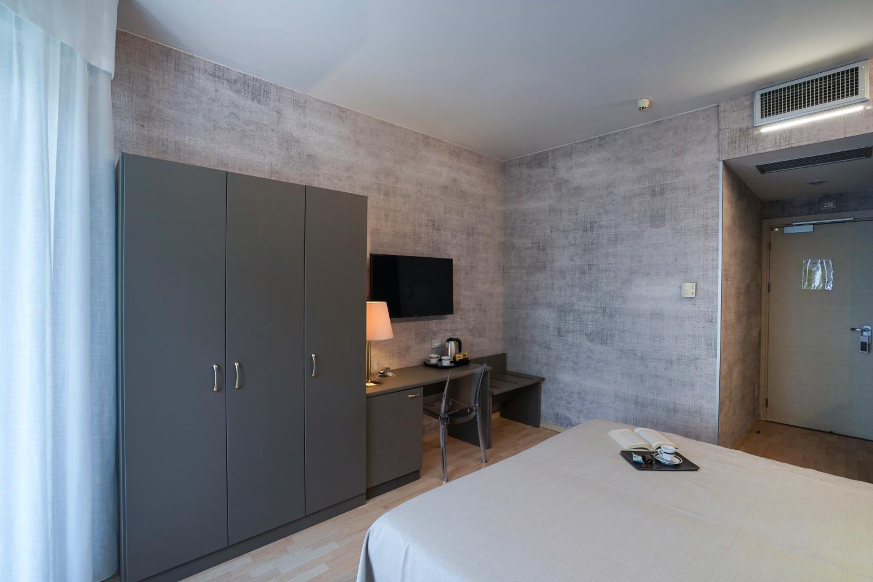 Standard Double Room with Balcony and Partial Sea View - Photo 14