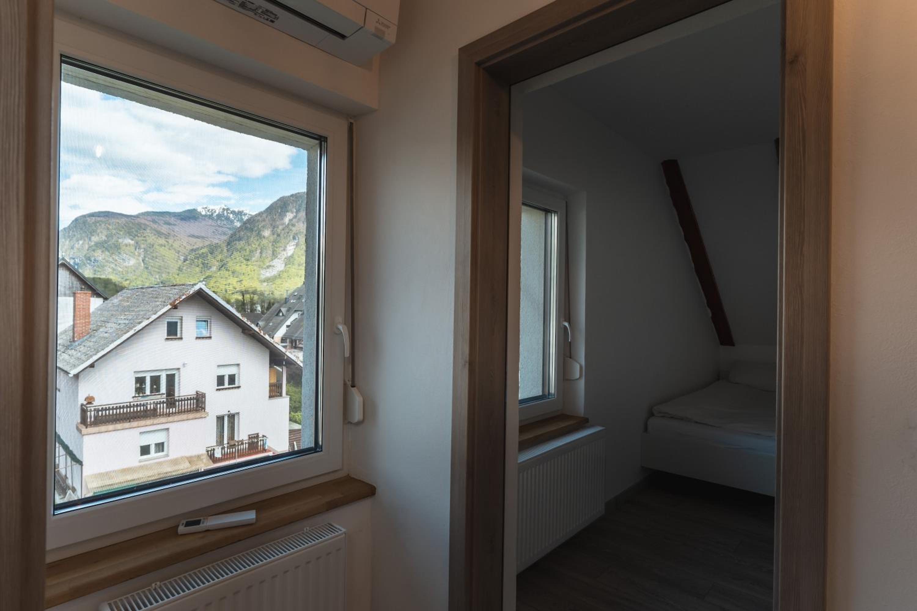 Three-Bedroom Apartment with Mountain View - Photo 7