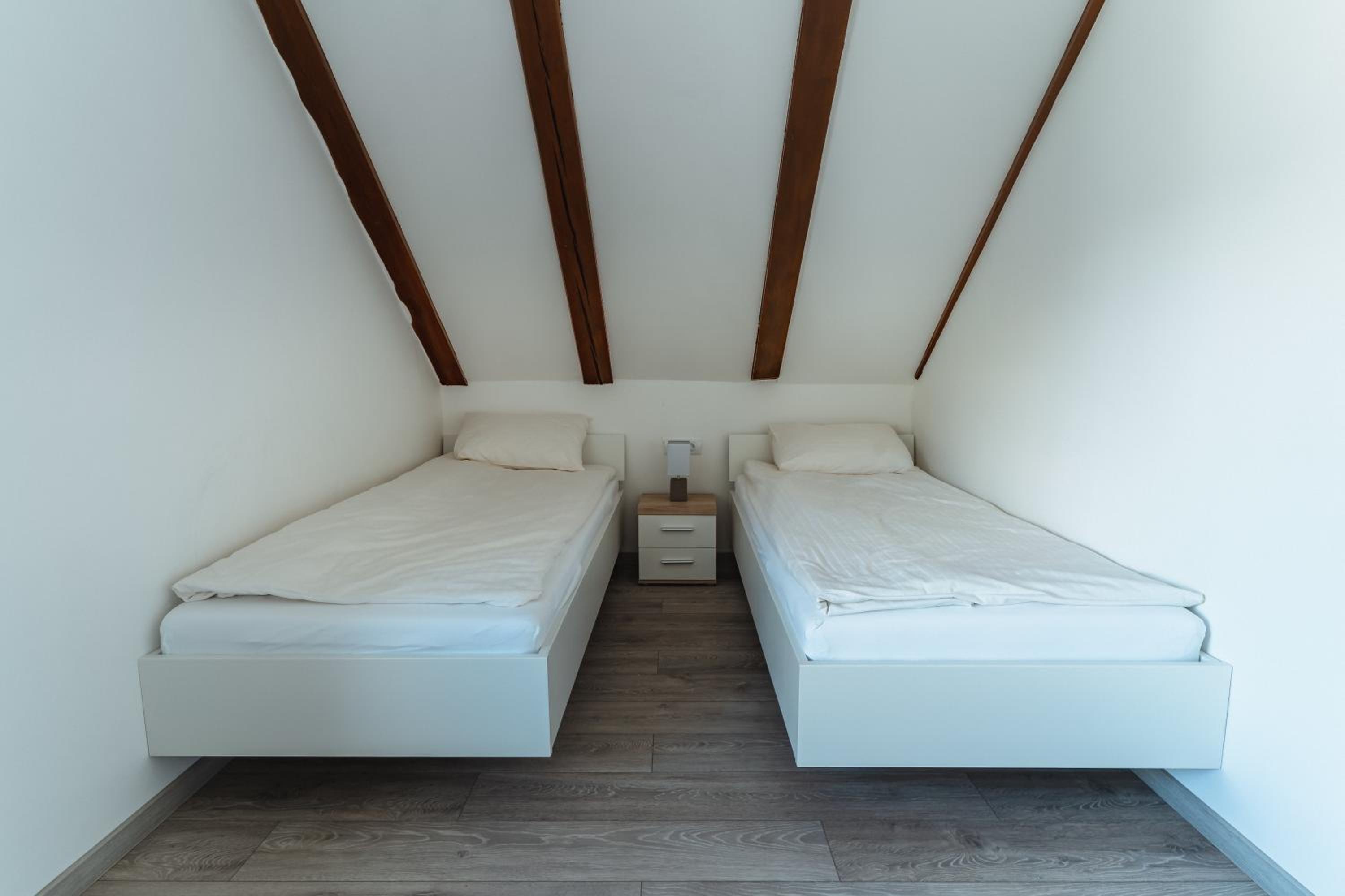 Three-Bedroom Apartment with Mountain View - Photo 8