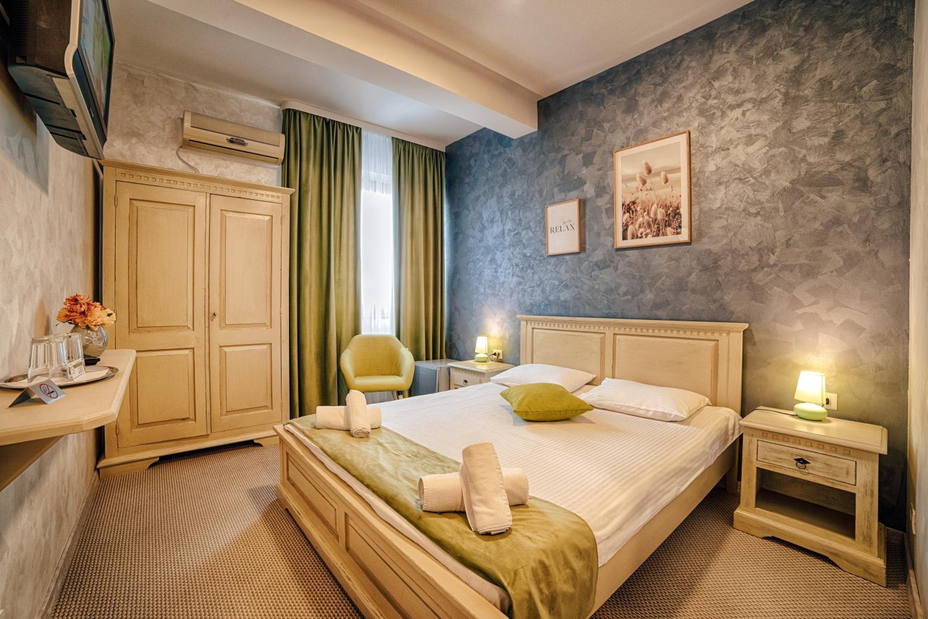 Double Room - Photo 2