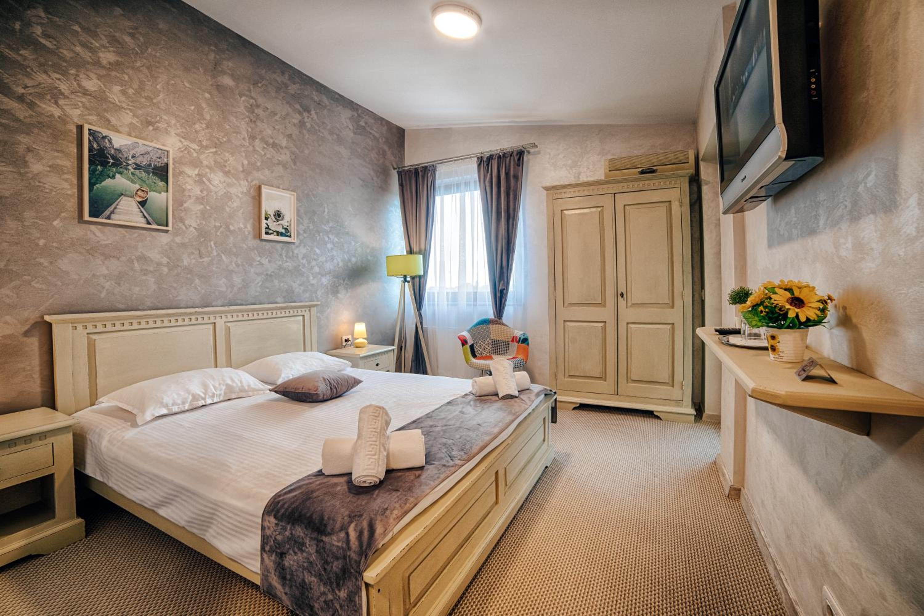Double Room - Photo 1