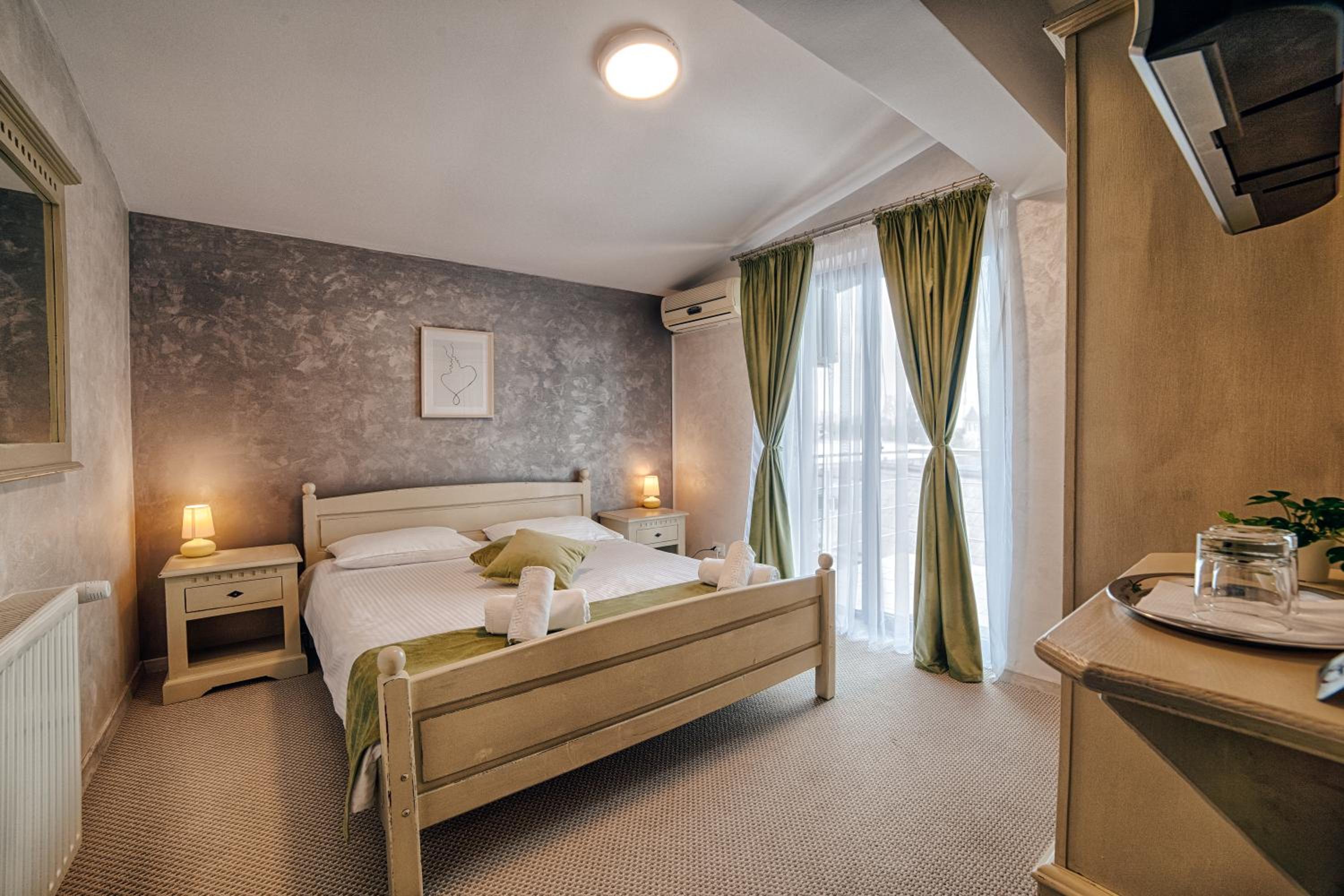 Suite - Photo 11