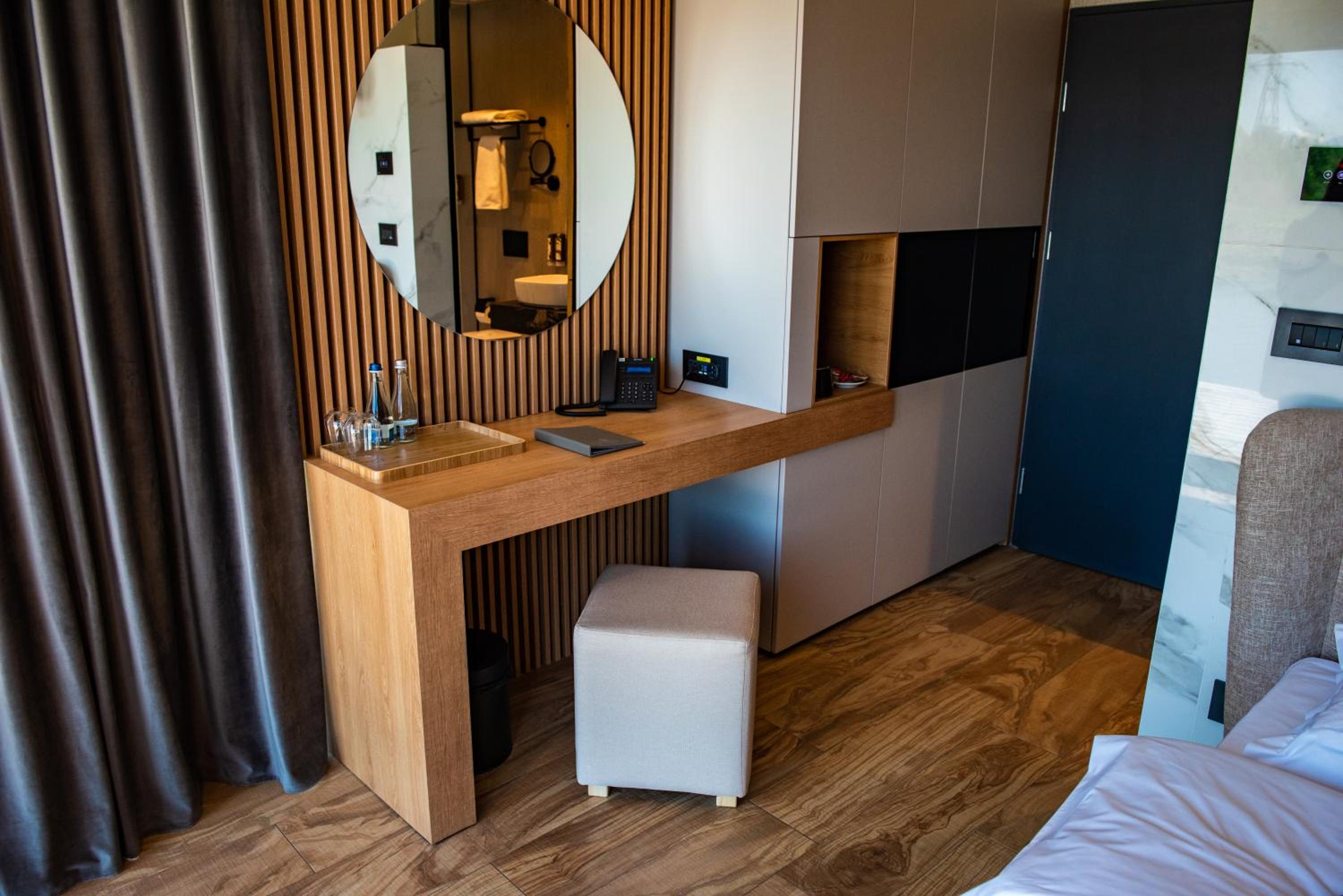 Standard King Room - Photo 2