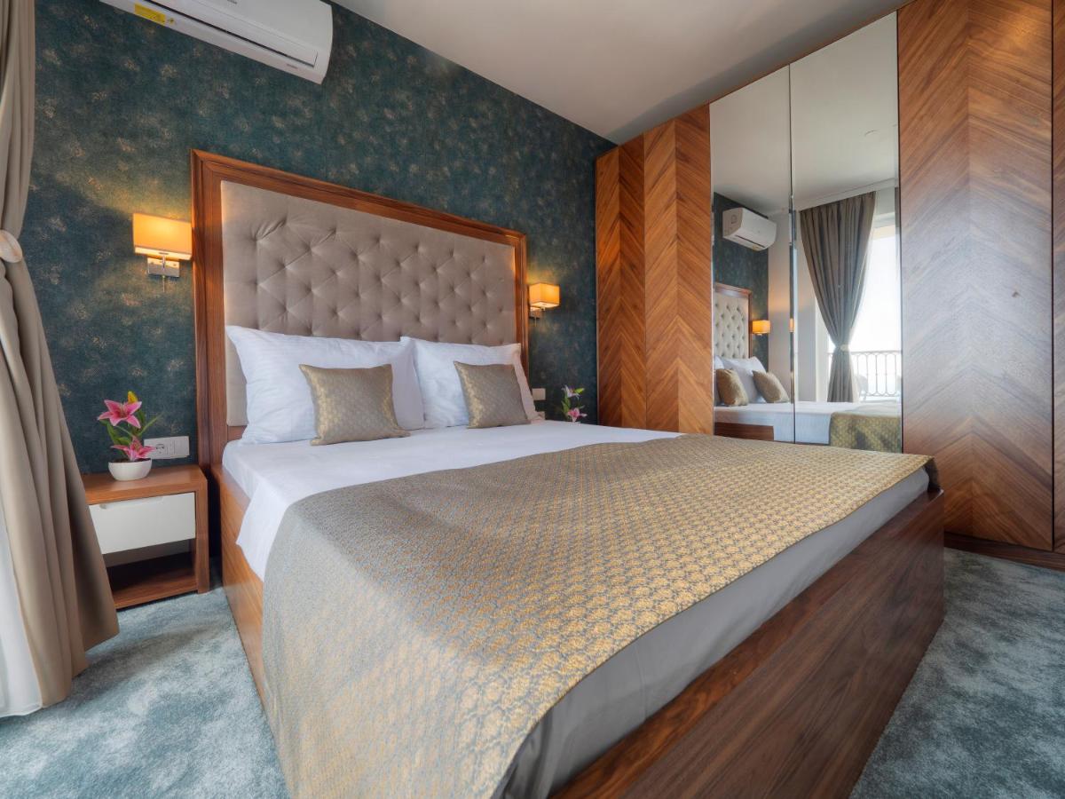 Deluxe Apartment with Sea View and Balcony