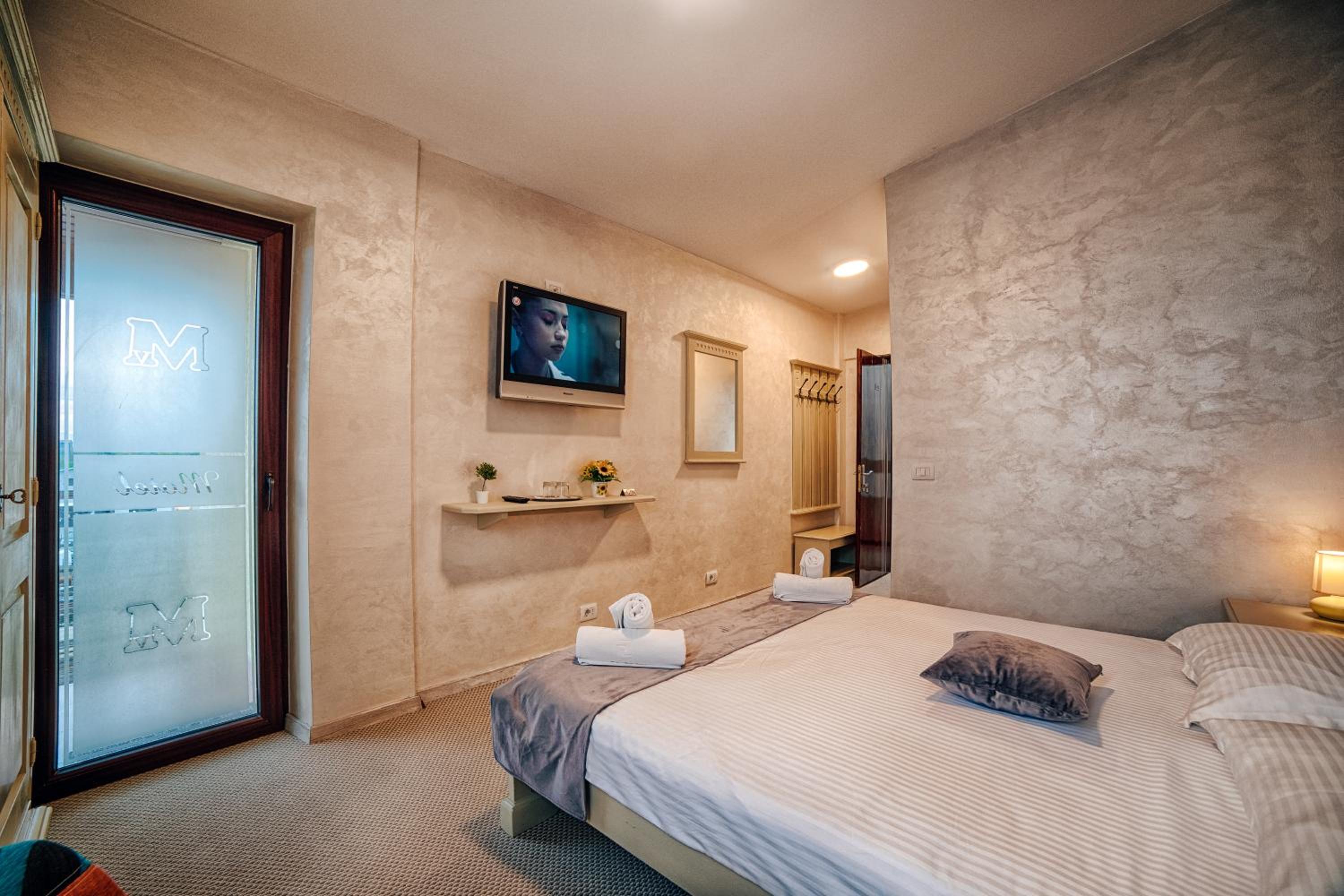 Double Room - Photo 12