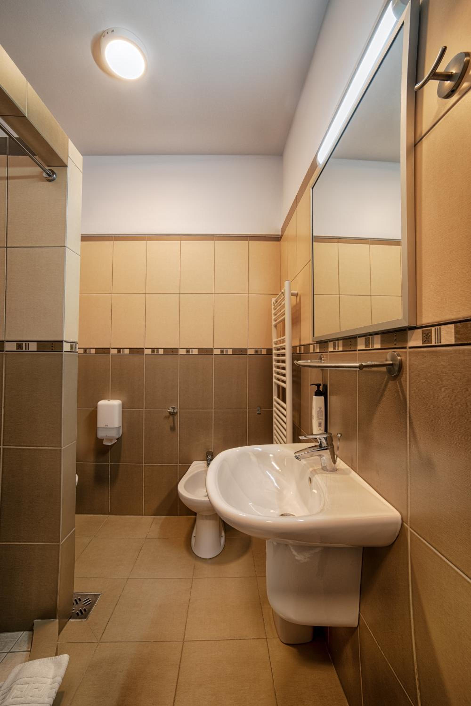 Double Room - Photo 13