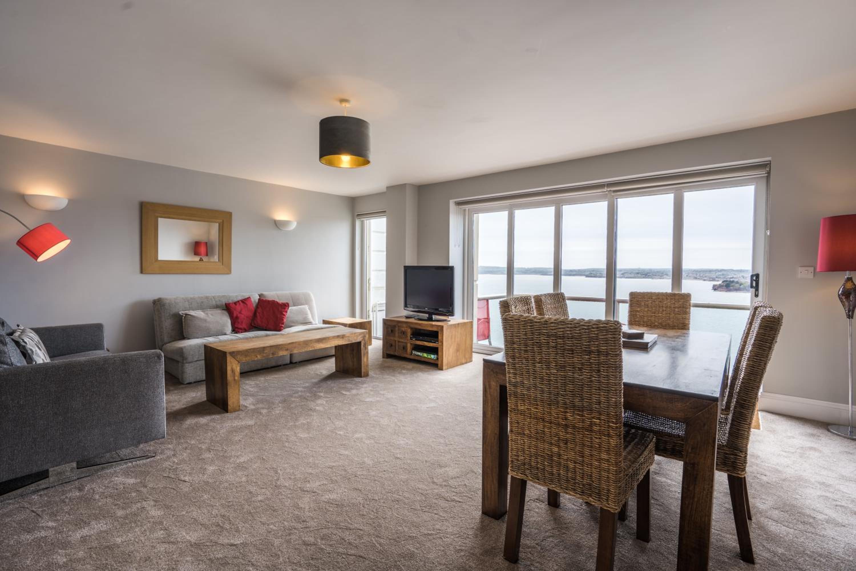 Premier Two Bedroom Apartment with Sea View – 6 – Pet Friendly photo 3