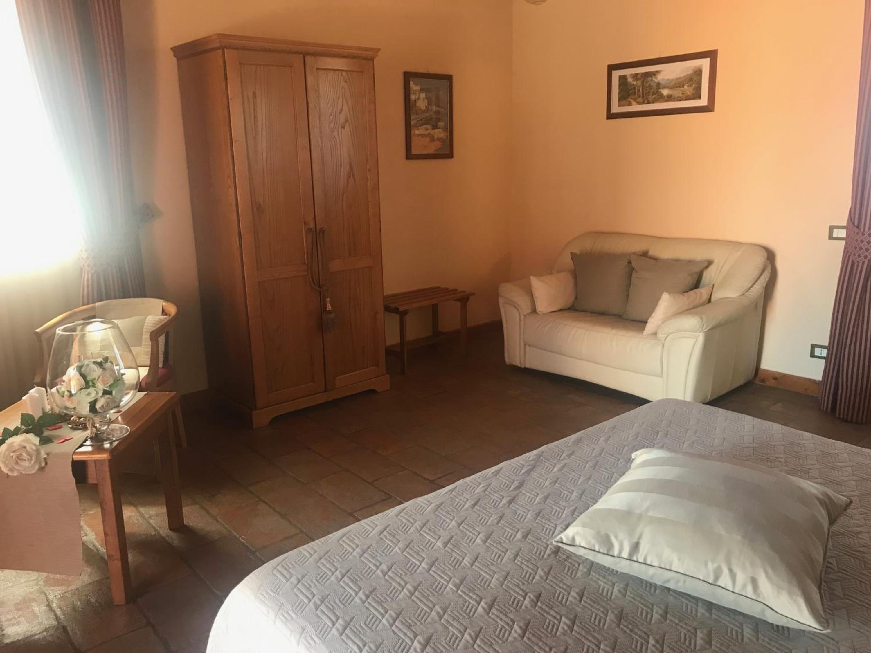 Deluxe Suite with Spa Bath - Photo 5
