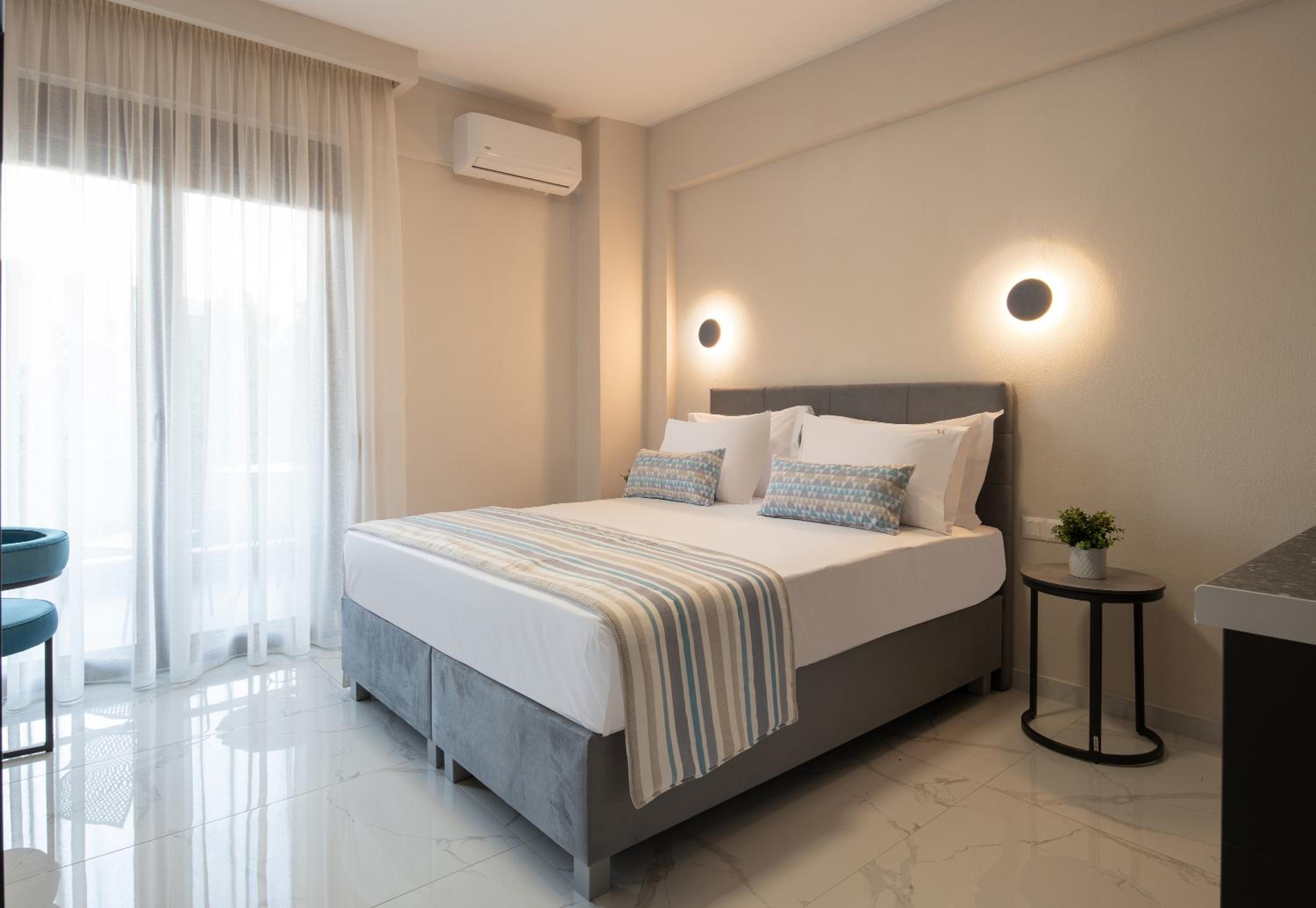 Double Room with Pool View - Photo 2