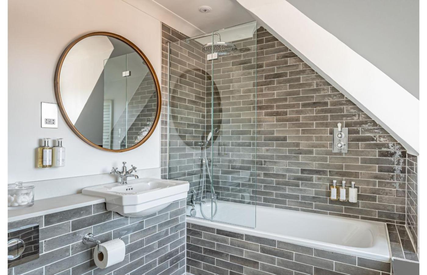 Single Room with Bathroom photo 3
