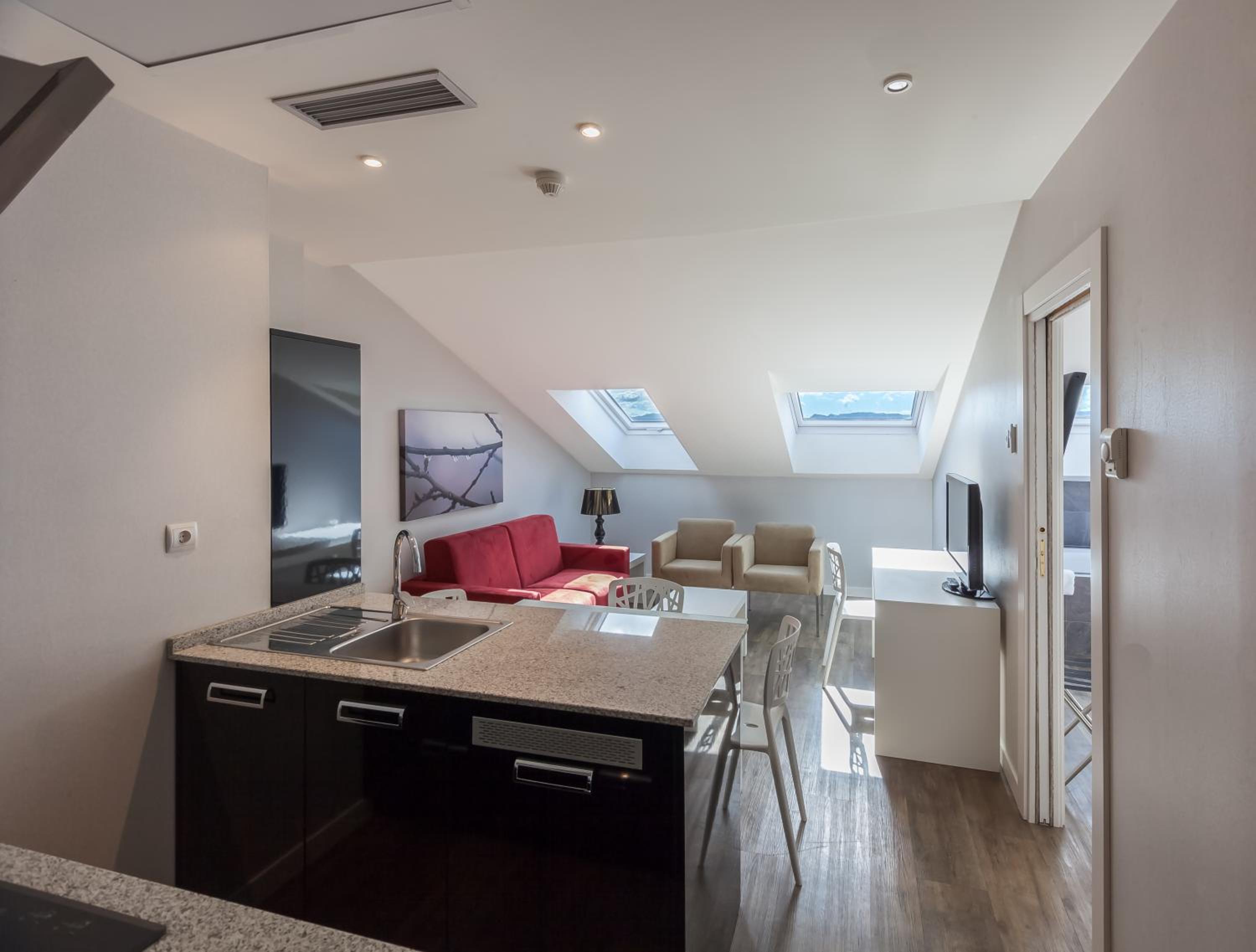 Deluxe One-Bedroom Apartment - Photo 1