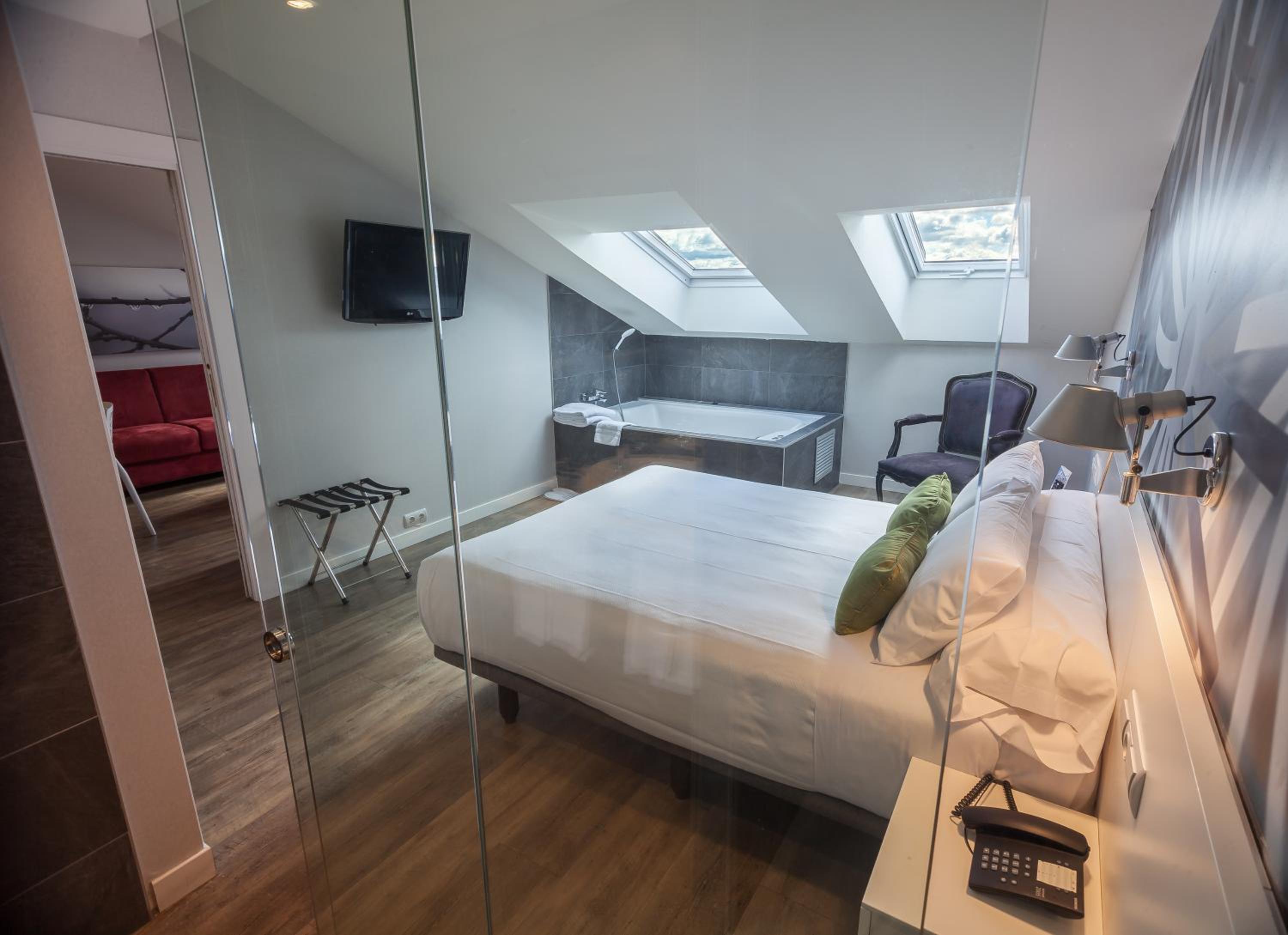 Deluxe One-Bedroom Apartment - Photo 4