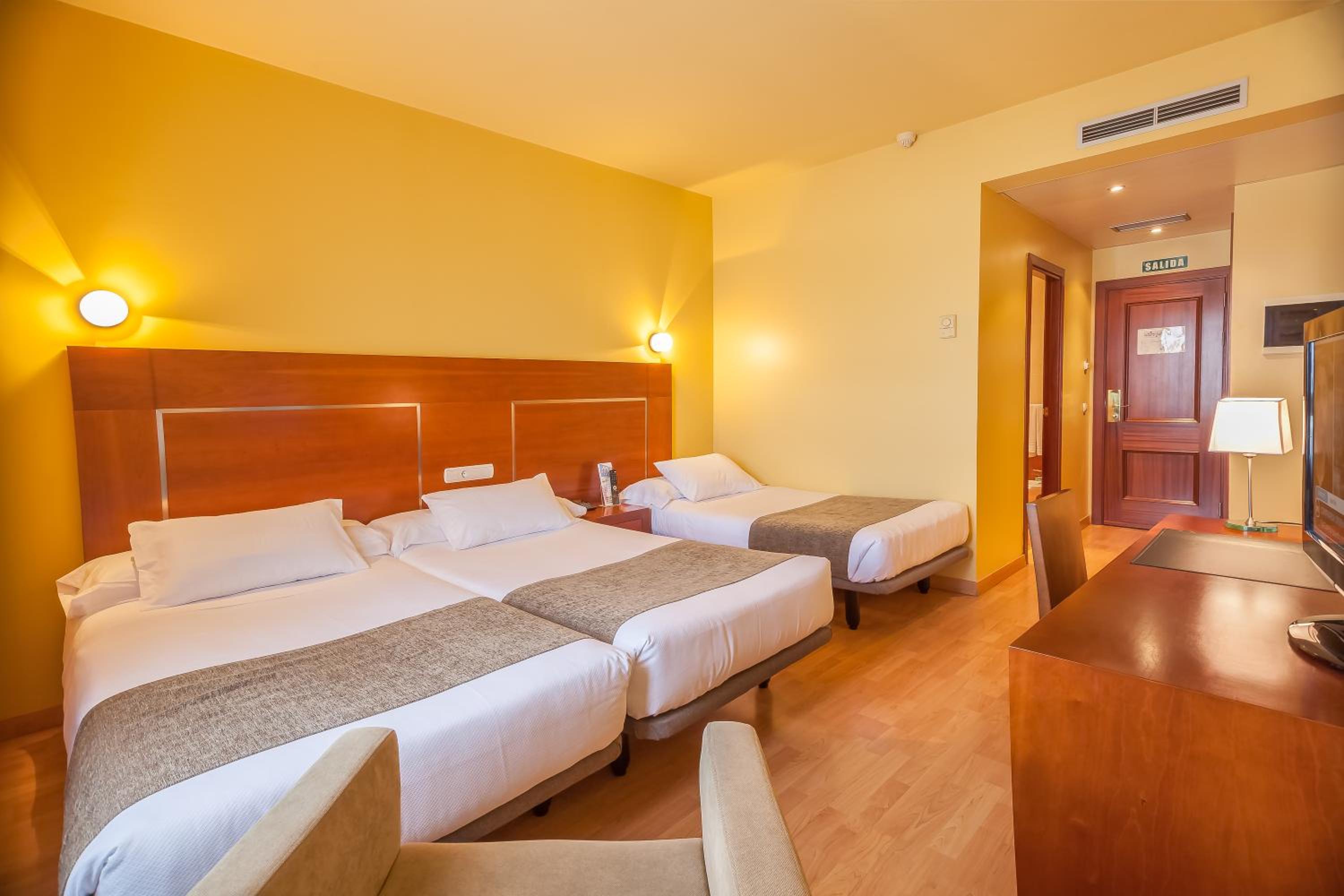 Twin Room with Extra Bed - Photo 1