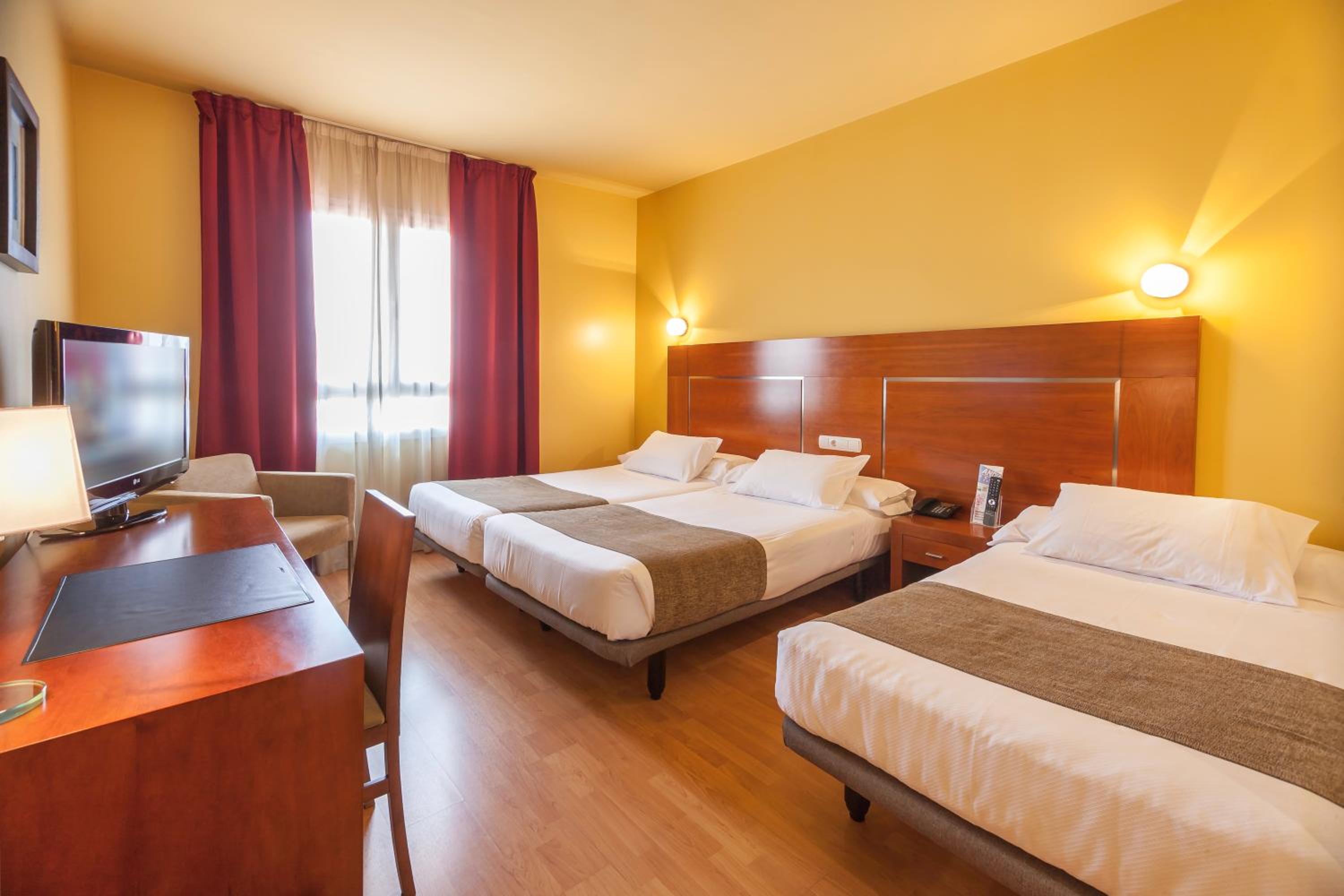 Twin Room with Extra Bed - Photo 2