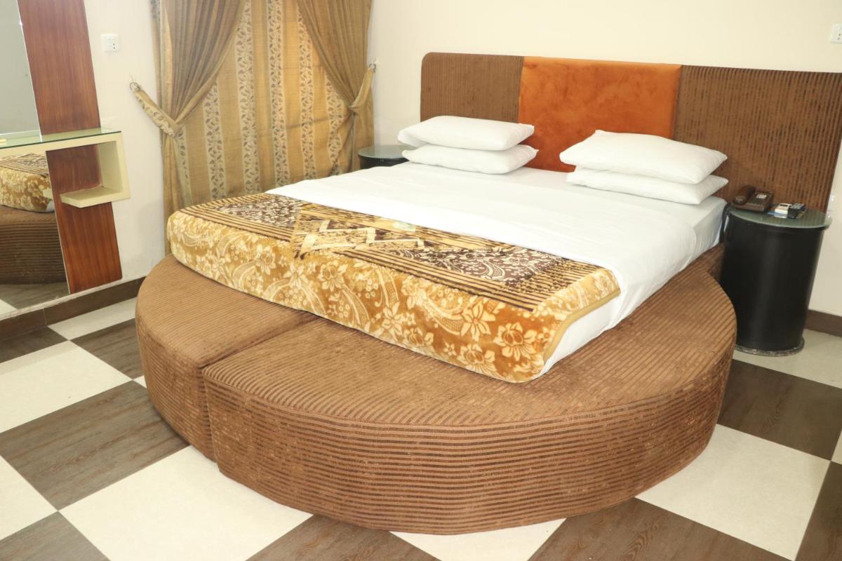 Deluxe King Suite photo 1