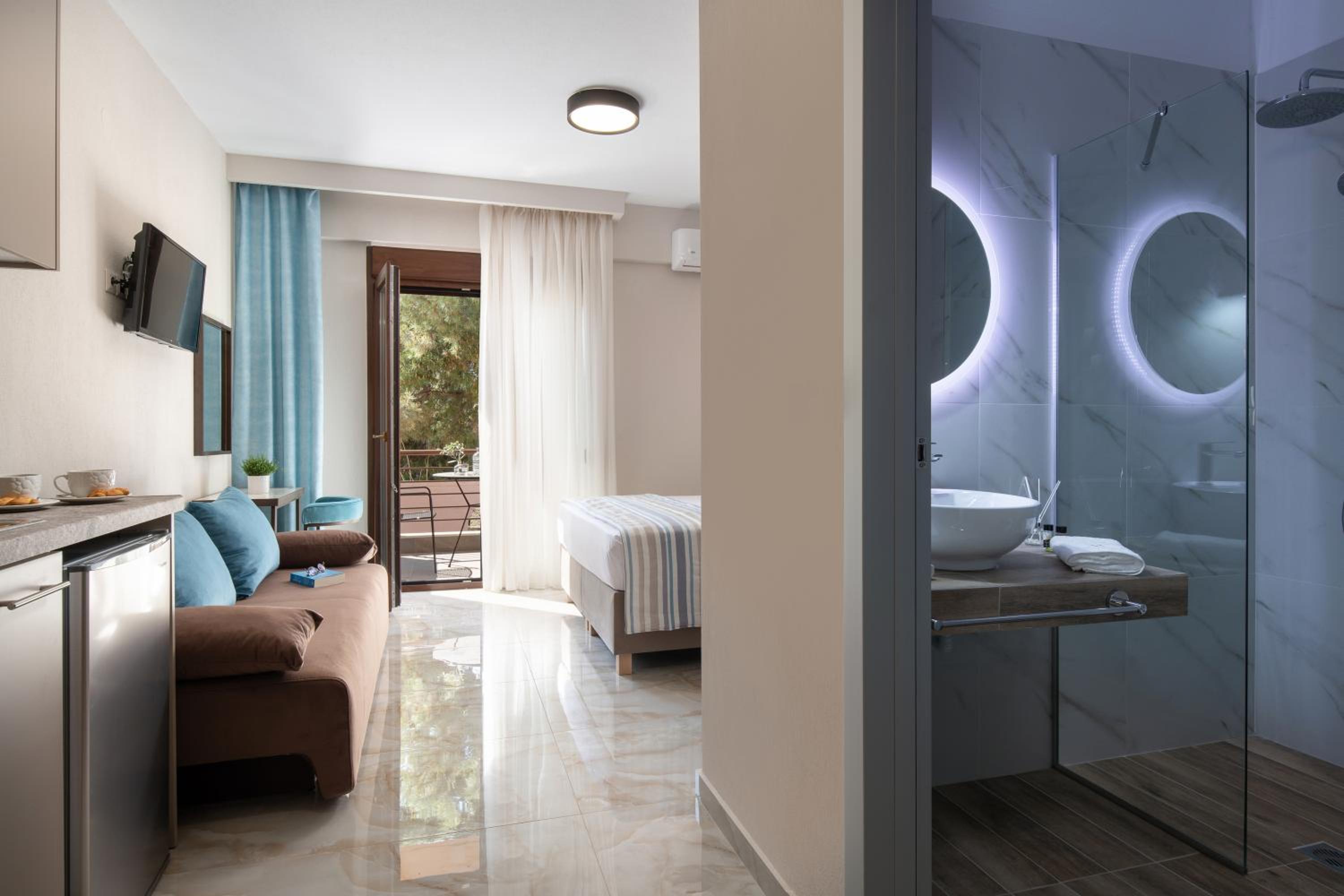 Deluxe Room (2 Adults + 1 Child) photo 1