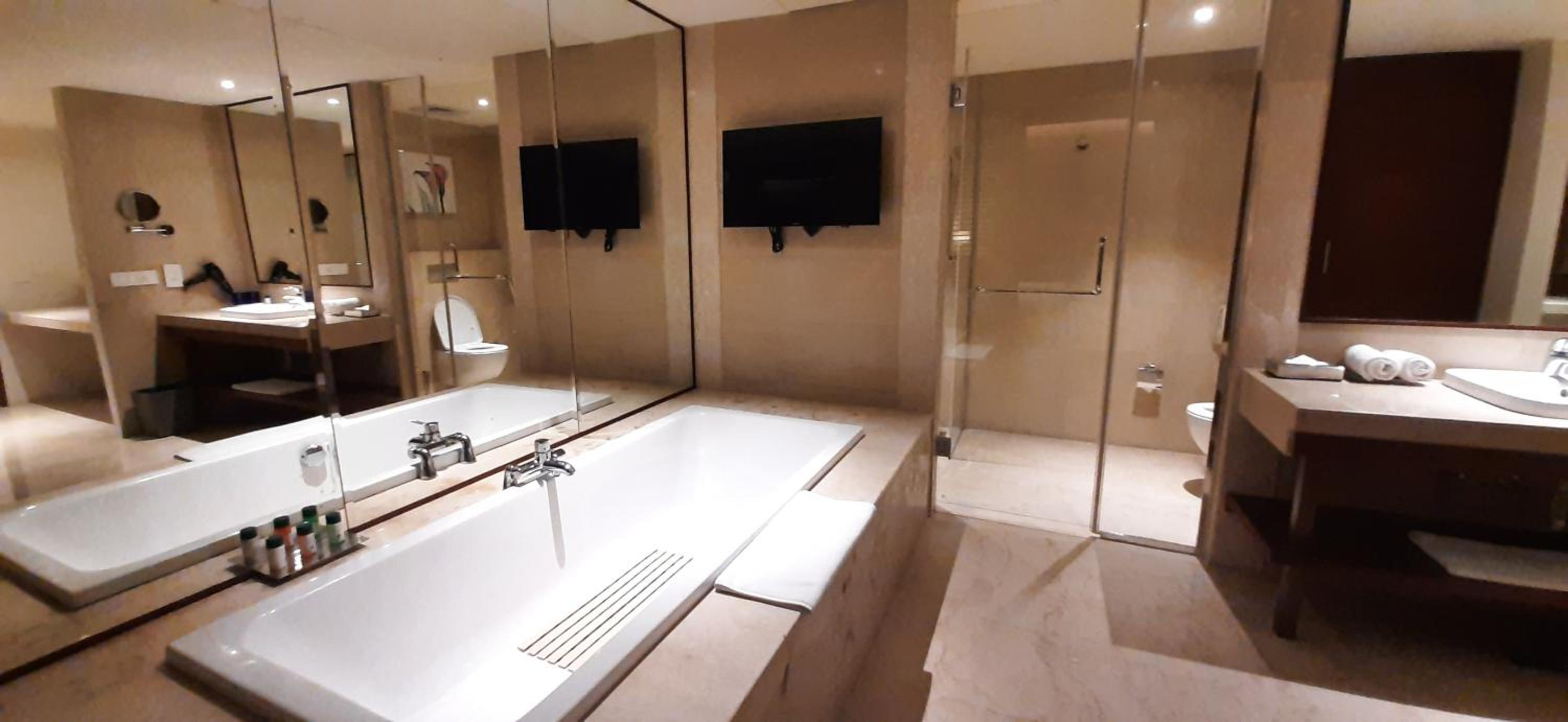 Executive Suite 20% discount on laundry, Early check-in and Late check-out subjected to availability - Photo 2