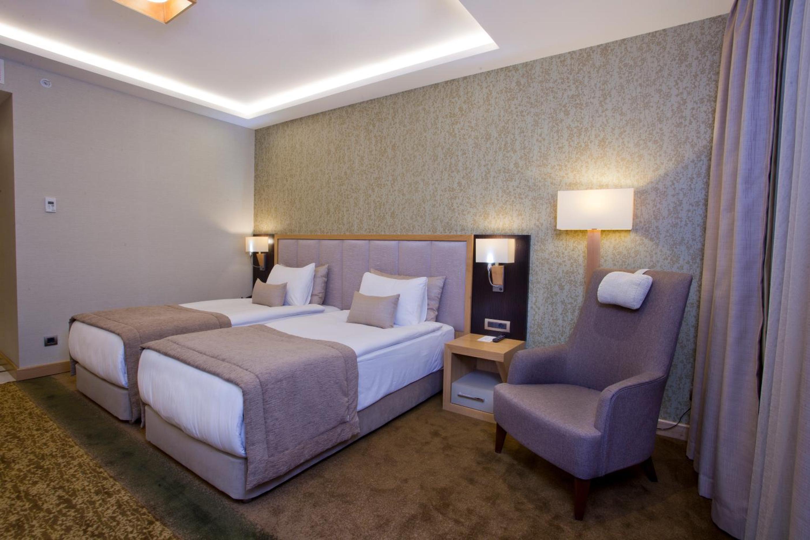 Available room thumbnail 6