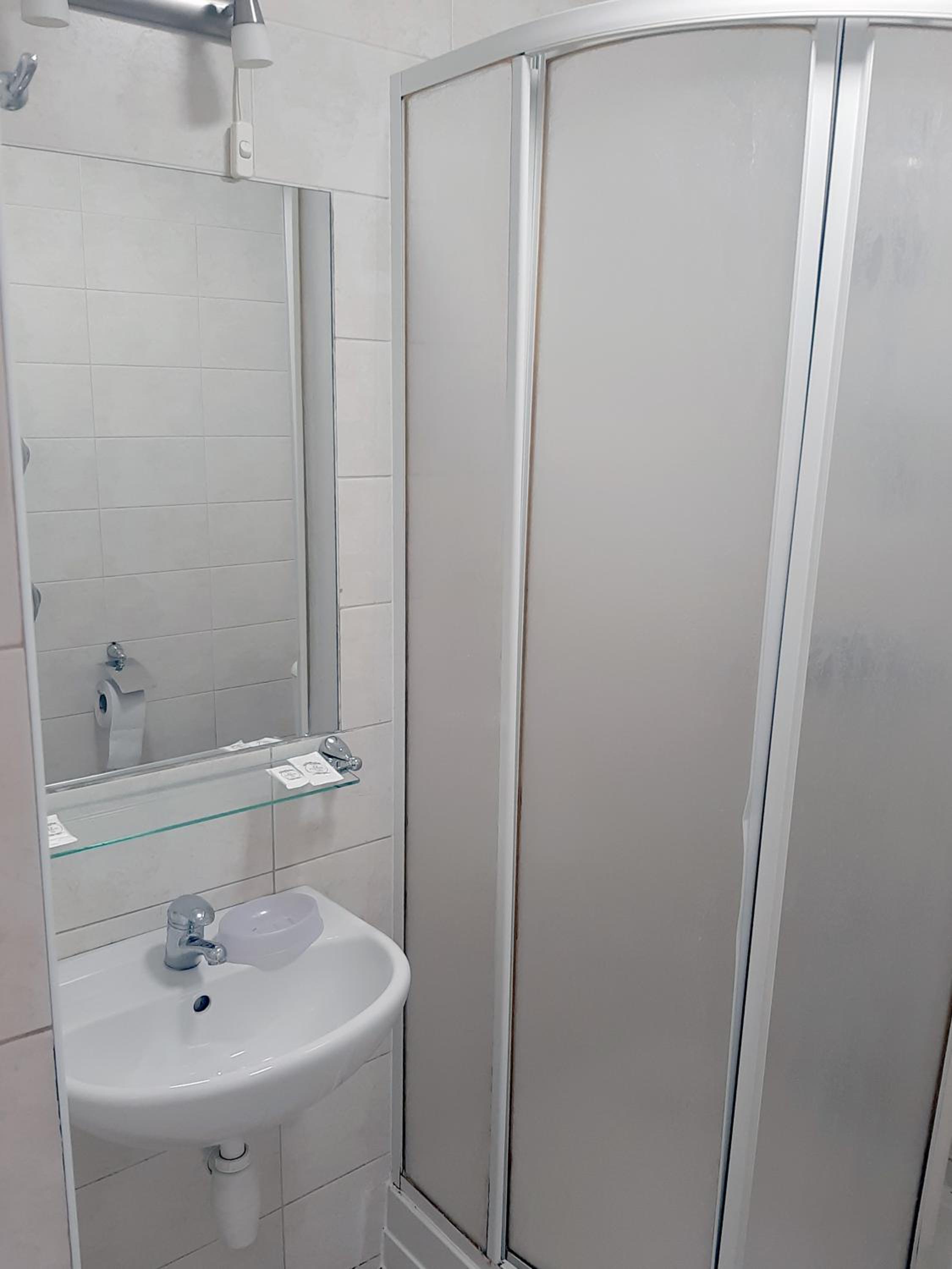 Budget Double Room - Photo 6