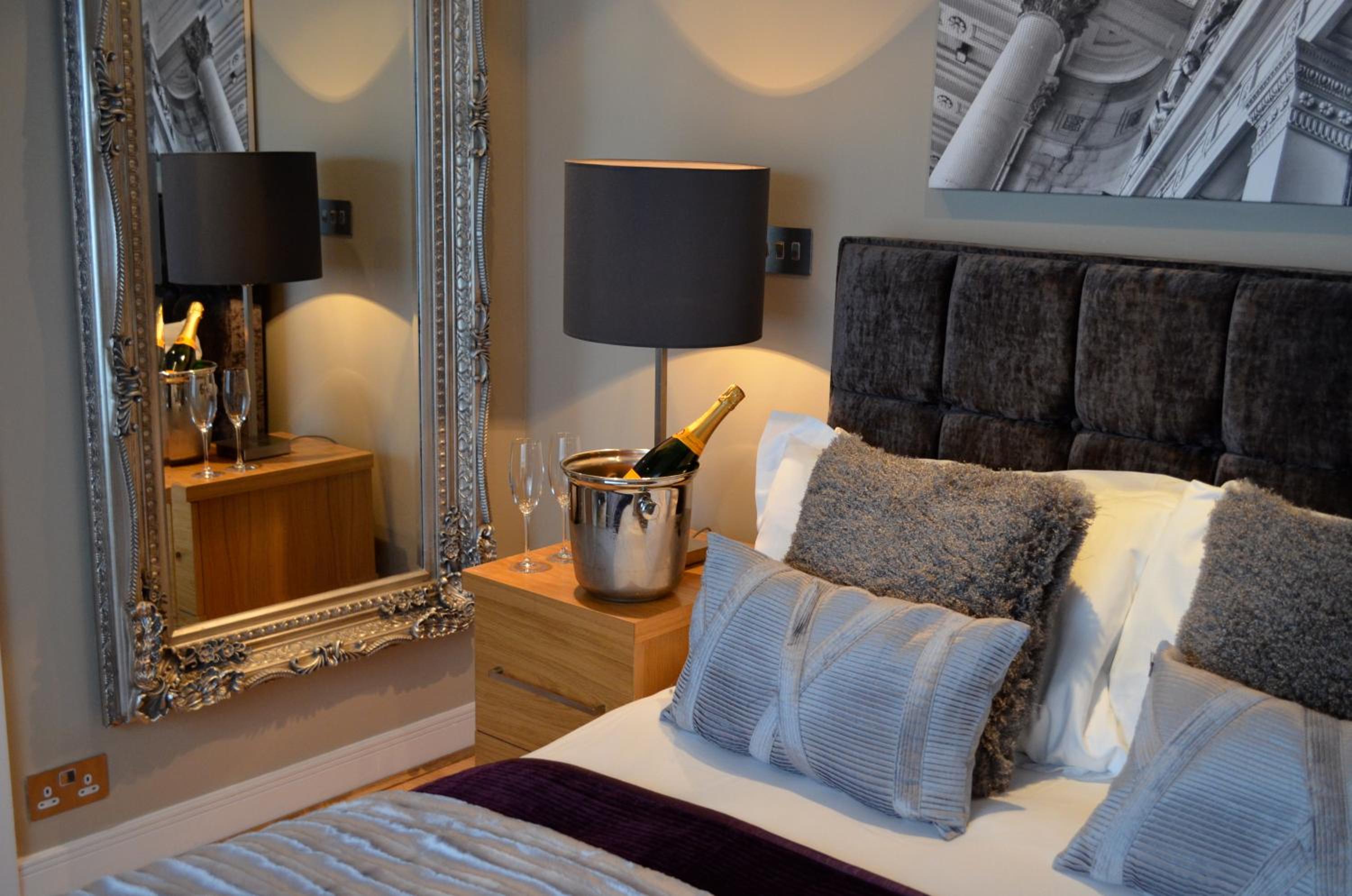 Two-Bedroom Apartment - Photo 3