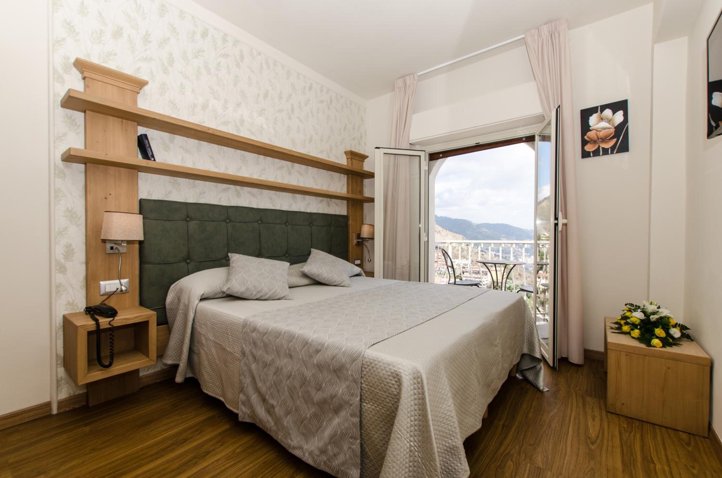 Deluxe Double Room with Balcony and Sea View - Photo 1
