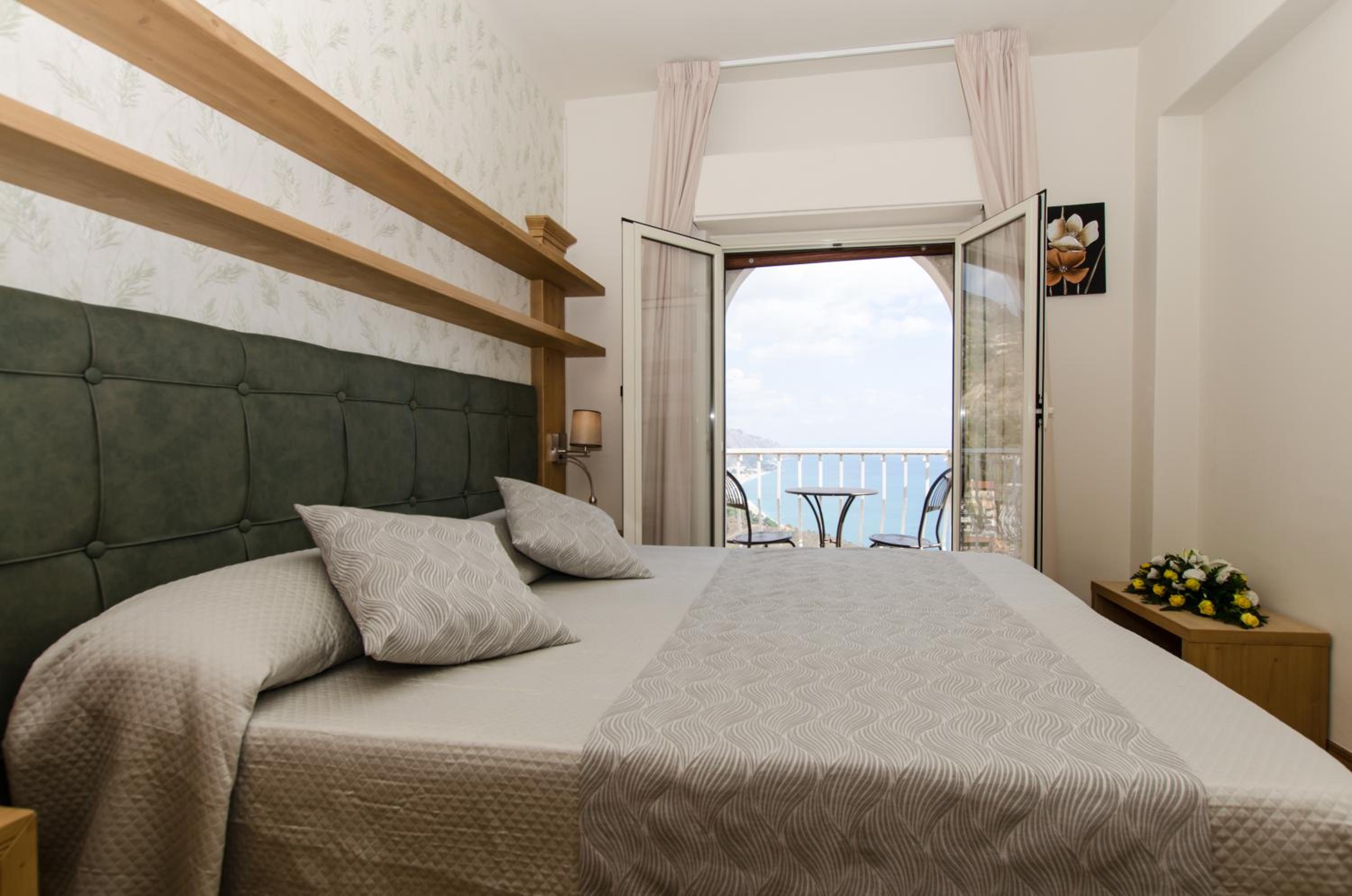 Deluxe Double Room with Balcony and Sea View - Photo 17