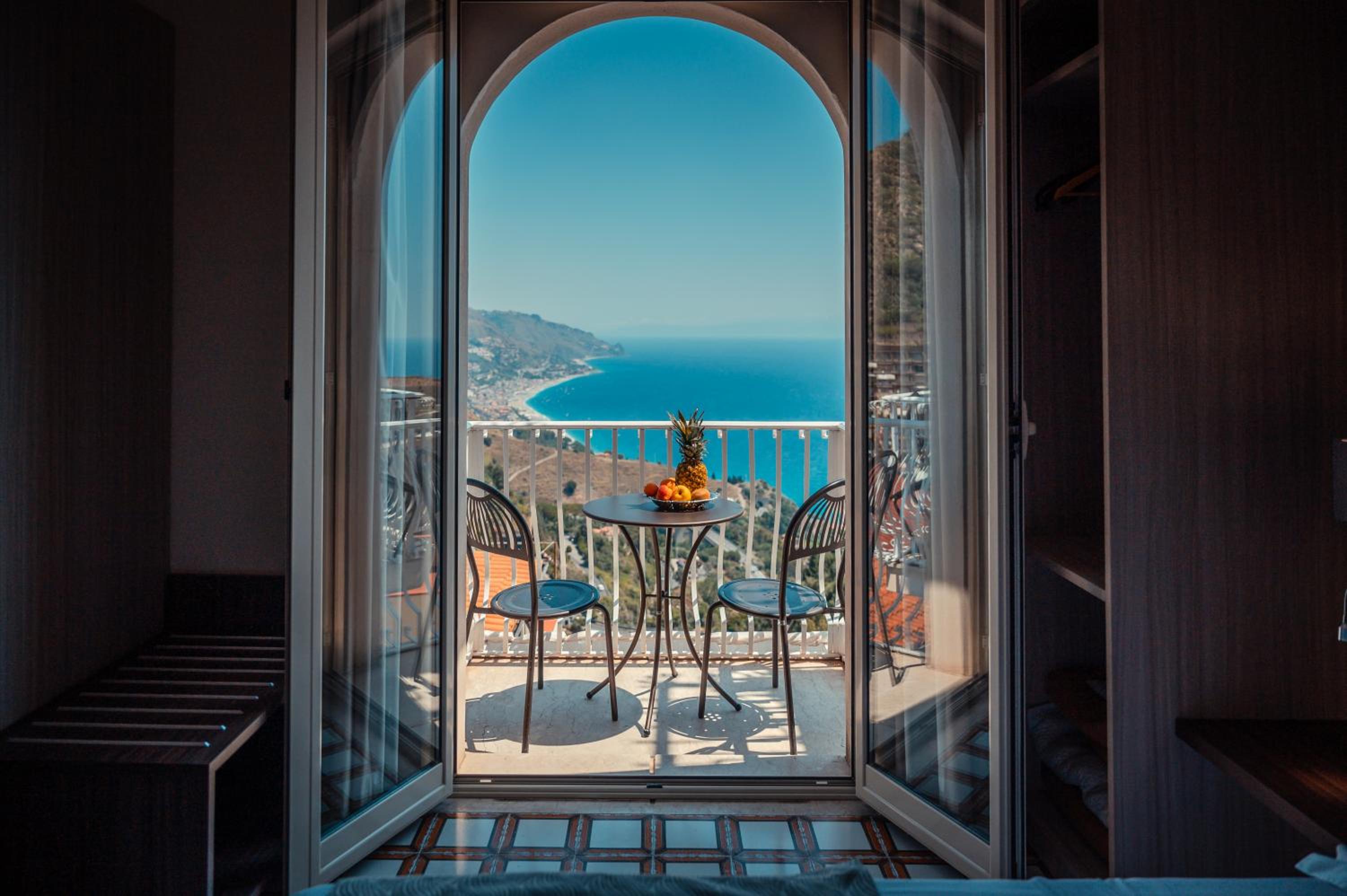 Deluxe Double Room with Balcony and Sea View - Photo 16