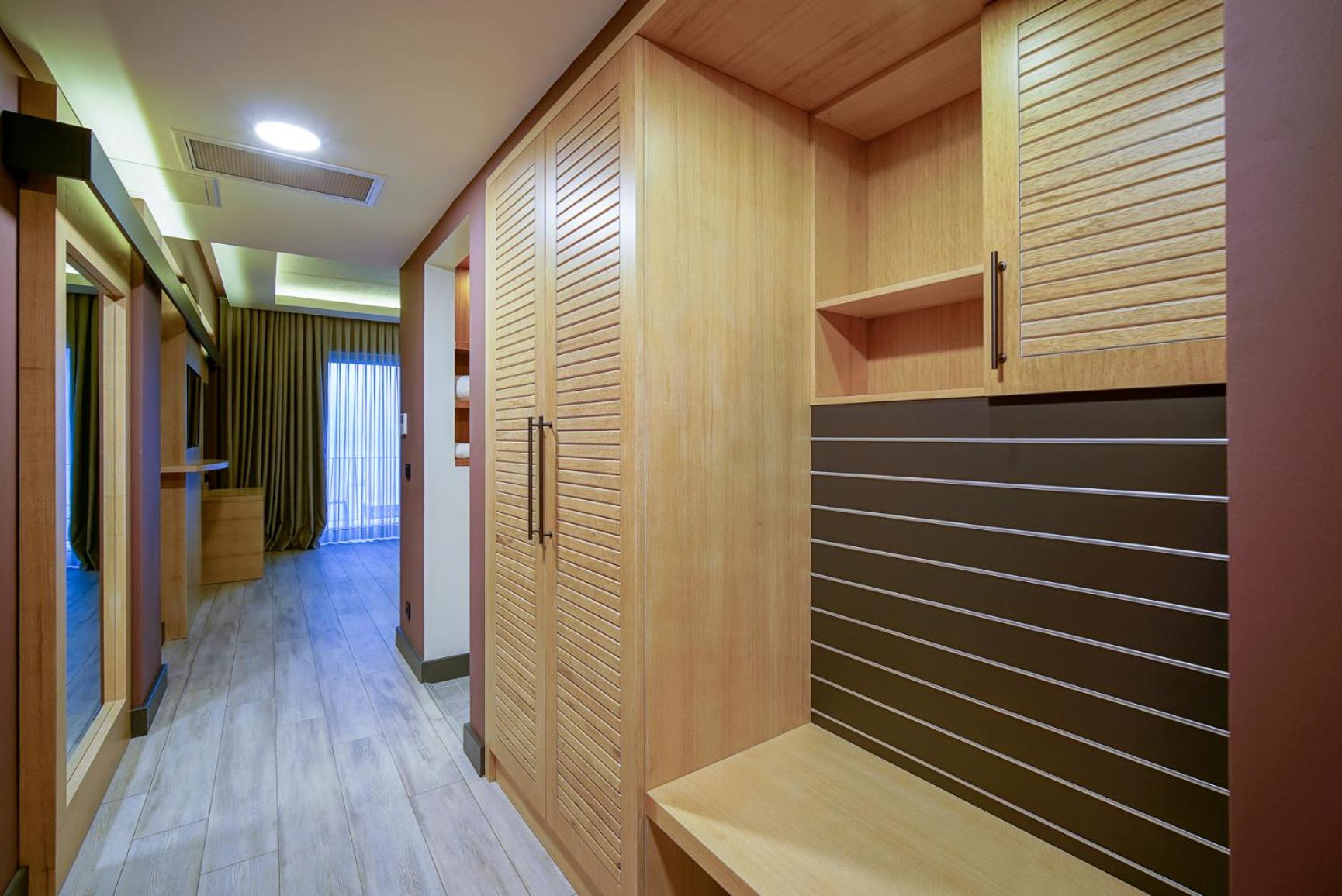 Deluxe Double Room with Balcony and Sea View - Photo 6
