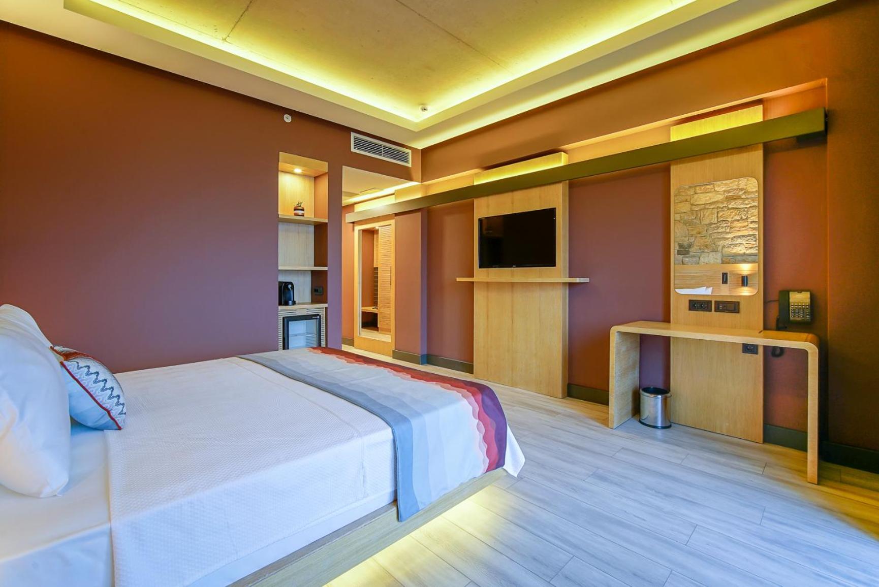 Deluxe Double Room with Balcony and Sea View - Photo 4