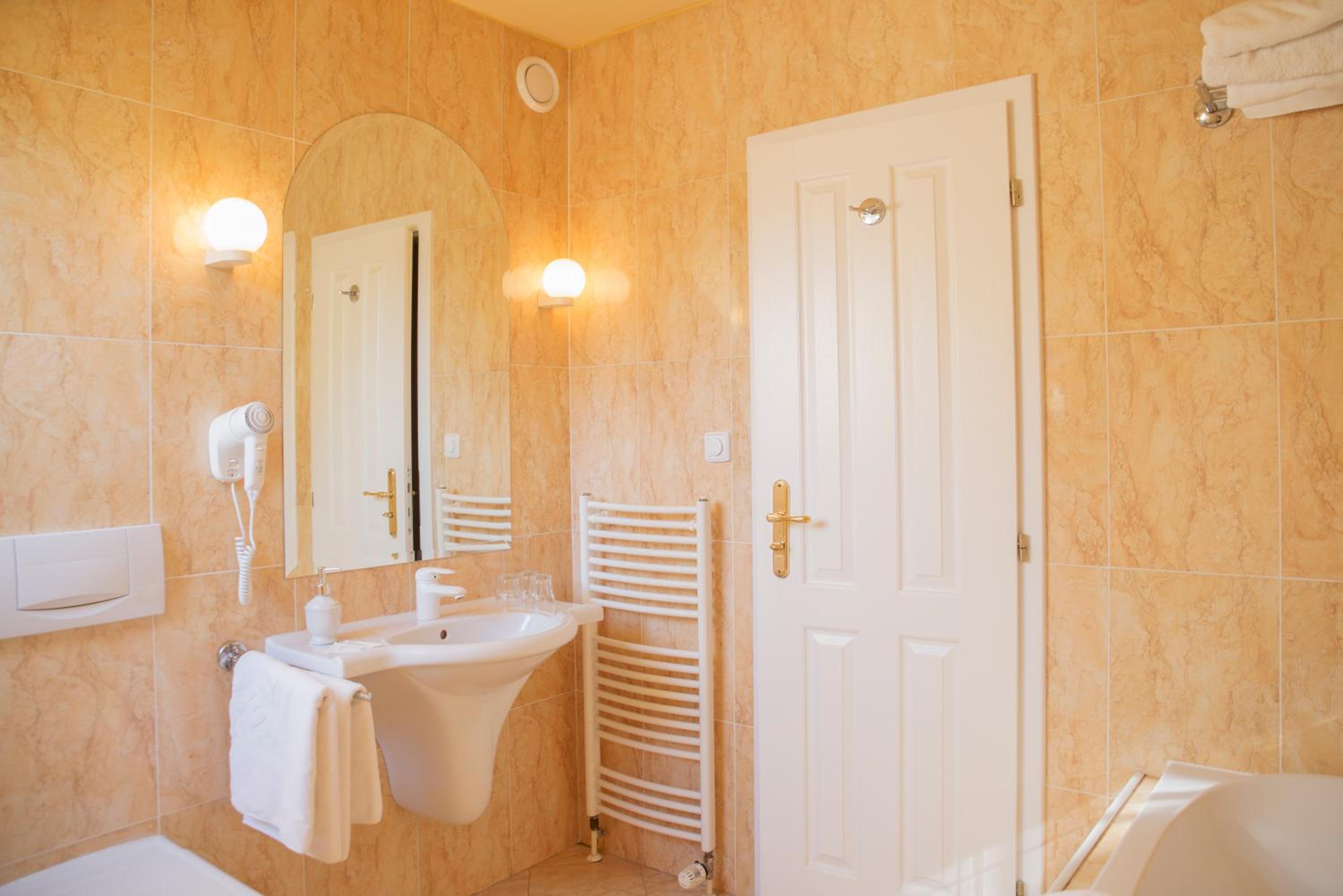 Double Room - Photo 7